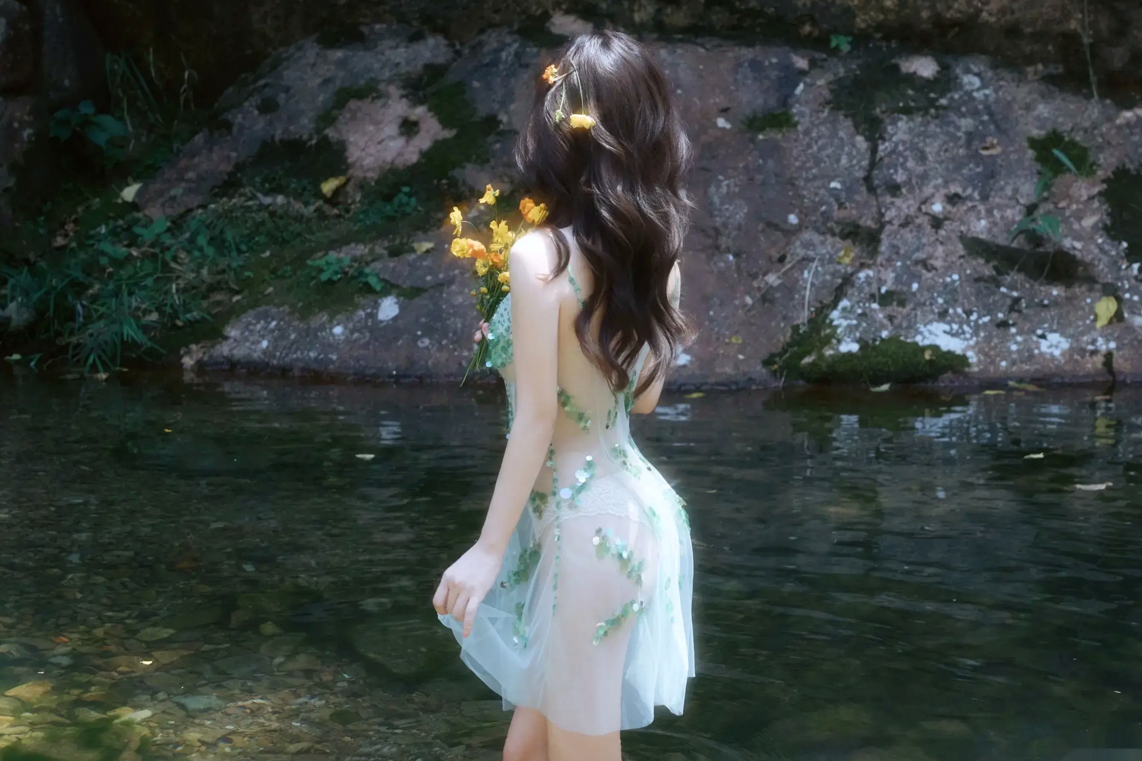尹甜甜 - 森林溪谷灵动写真 户外湿身野性私房 唯美自然花朵艺术 治愈系女神写真 [73P]