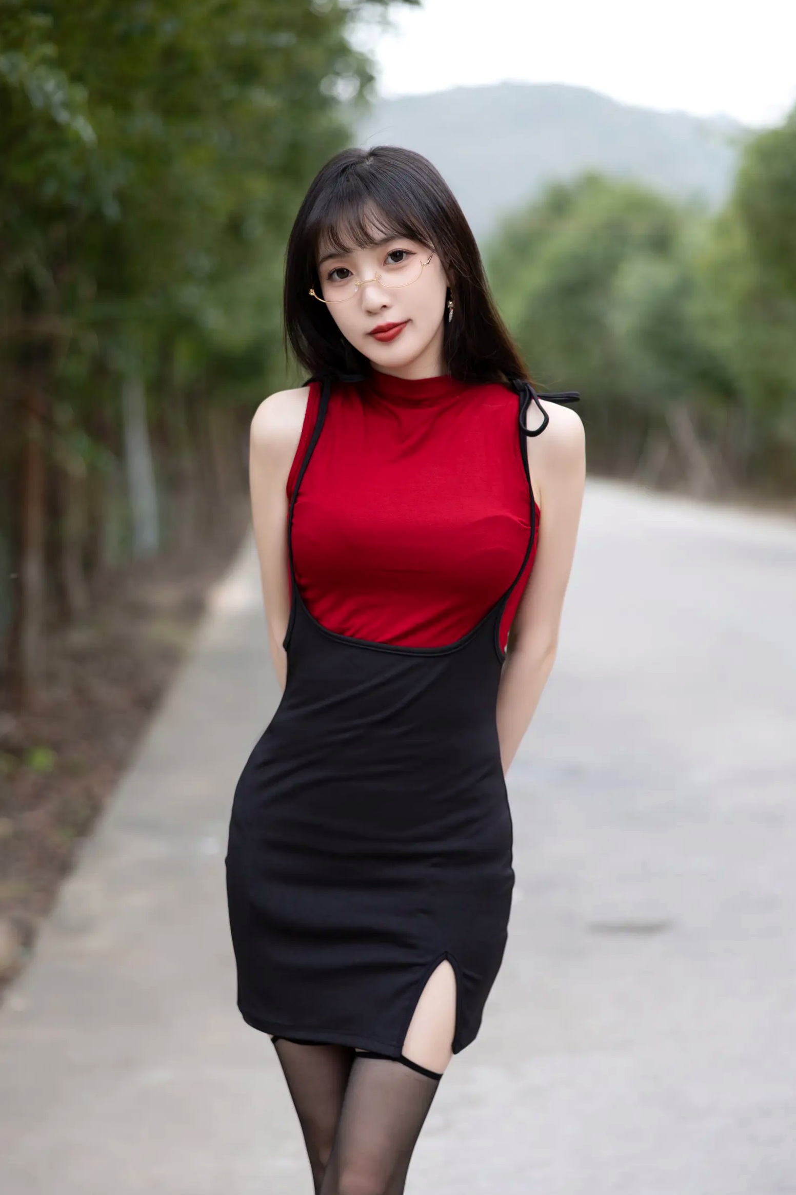 《林星阑 红衣黑丝[85P] 豪车内丝袜美腿写真集 御姐眼镜造型性感诱惑》