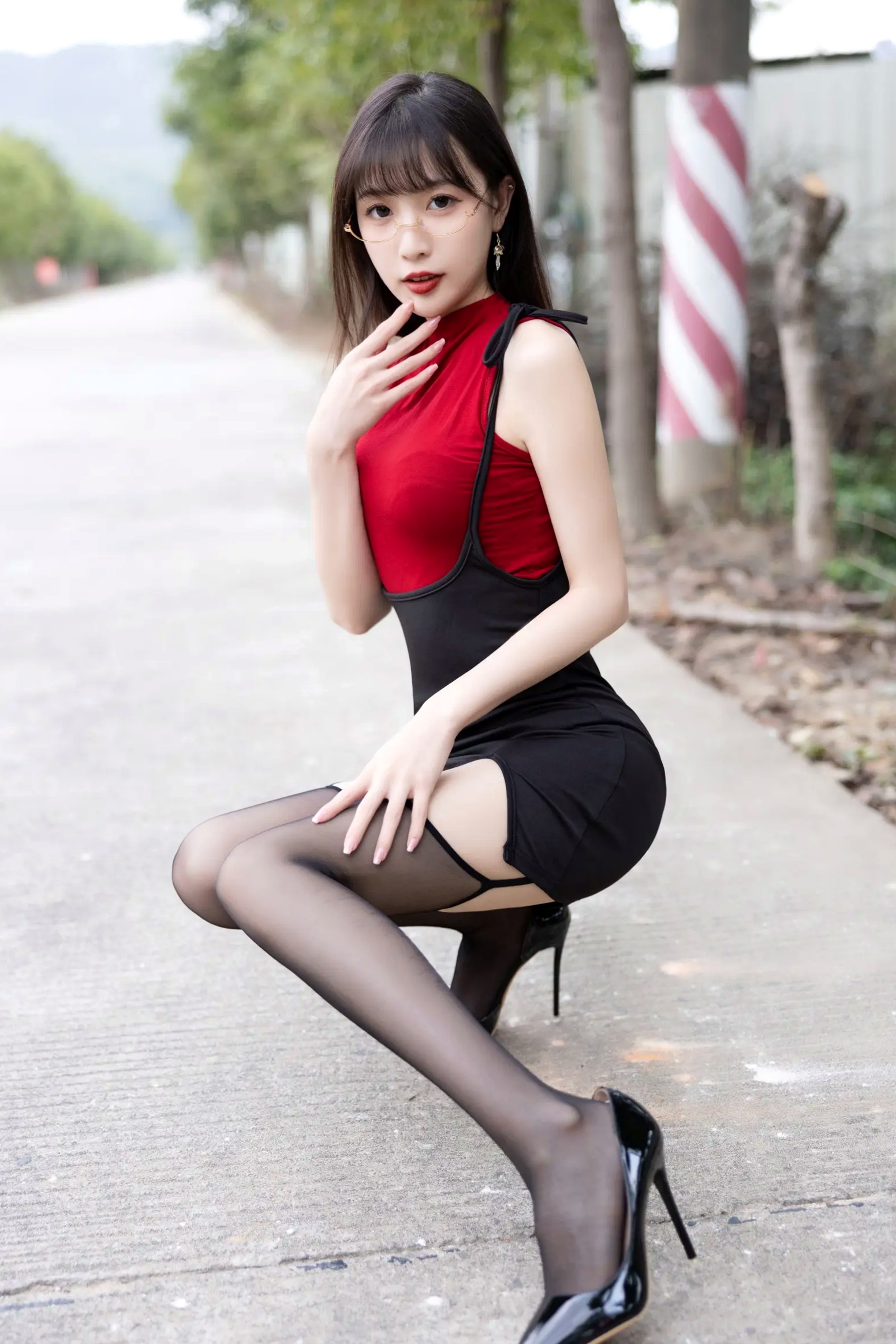 《林星阑 红衣黑丝[85P] 豪车内丝袜美腿写真集 御姐眼镜造型性感诱惑》
