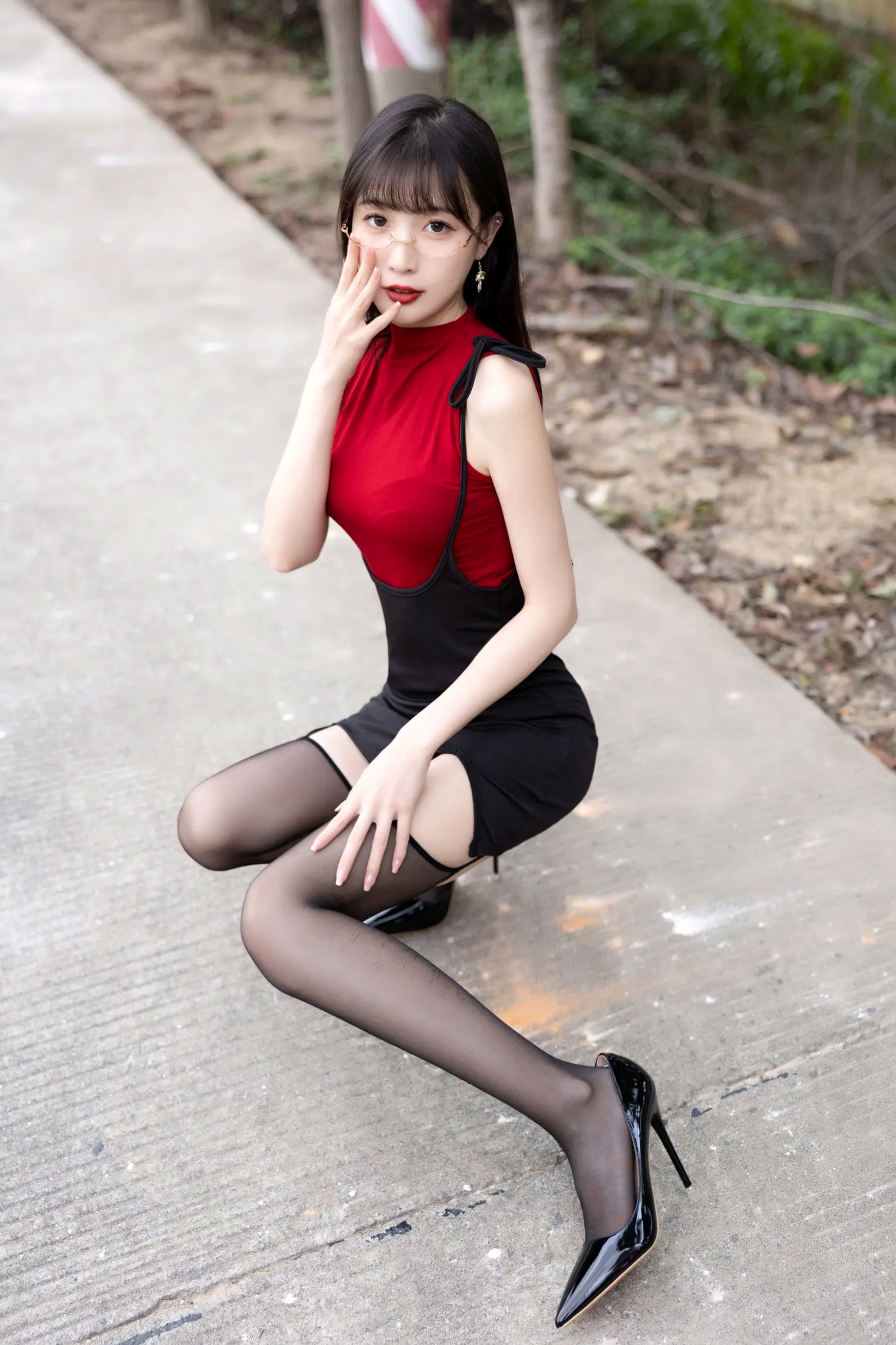 《林星阑 红衣黑丝[85P] 豪车内丝袜美腿写真集 御姐眼镜造型性感诱惑》
