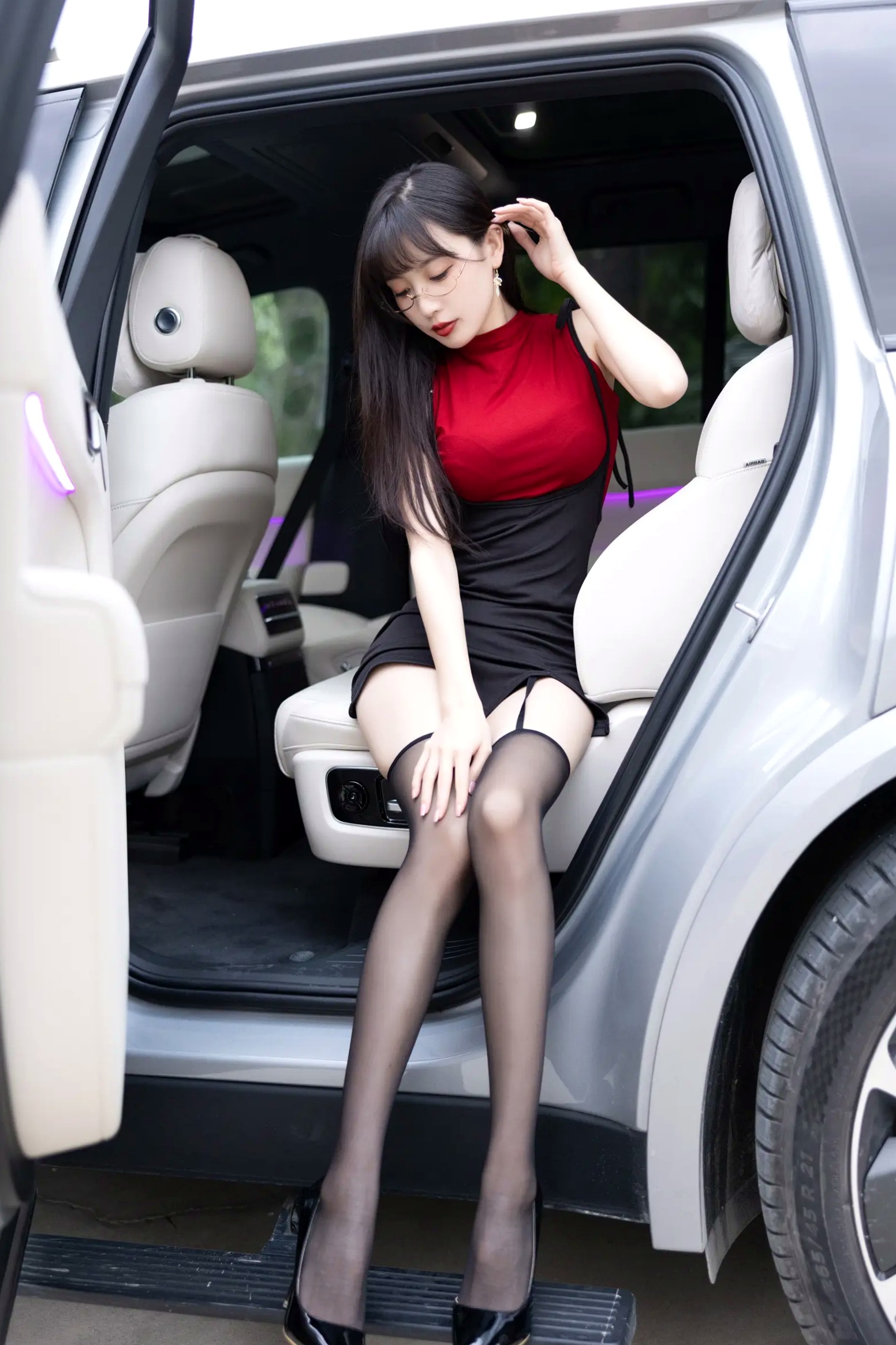 《林星阑 红衣黑丝[85P] 豪车内丝袜美腿写真集 御姐眼镜造型性感诱惑》