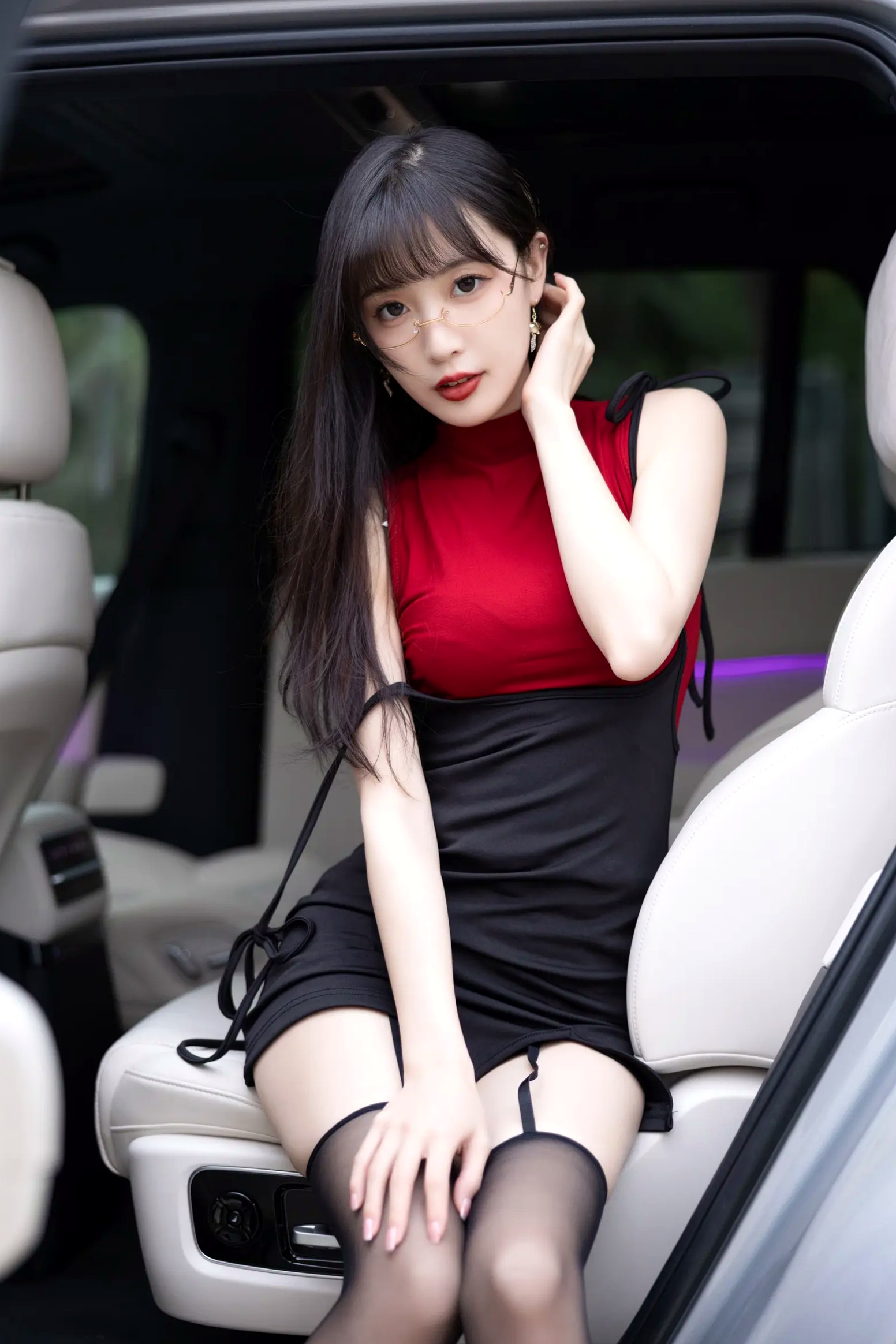 《林星阑 红衣黑丝[85P] 豪车内丝袜美腿写真集 御姐眼镜造型性感诱惑》