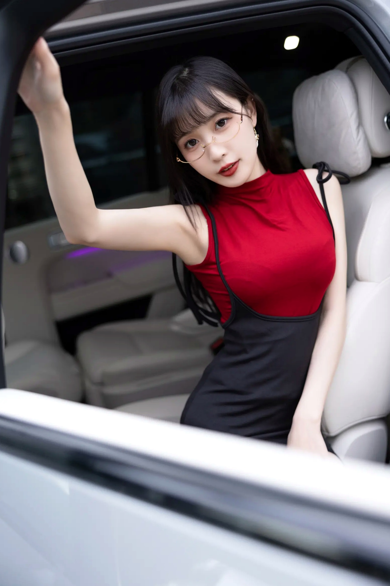 《林星阑 红衣黑丝[85P] 豪车内丝袜美腿写真集 御姐眼镜造型性感诱惑》