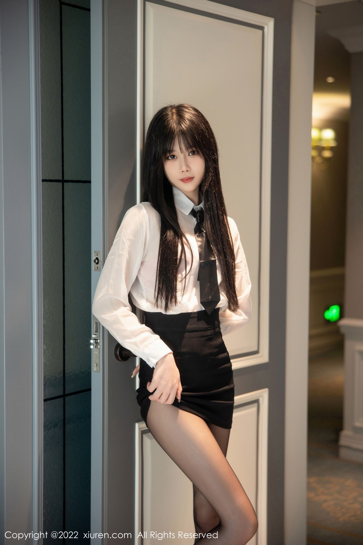 [XiuRen]高清写真图 2022.11.16 No.5861 77qiqi 短裙黑丝