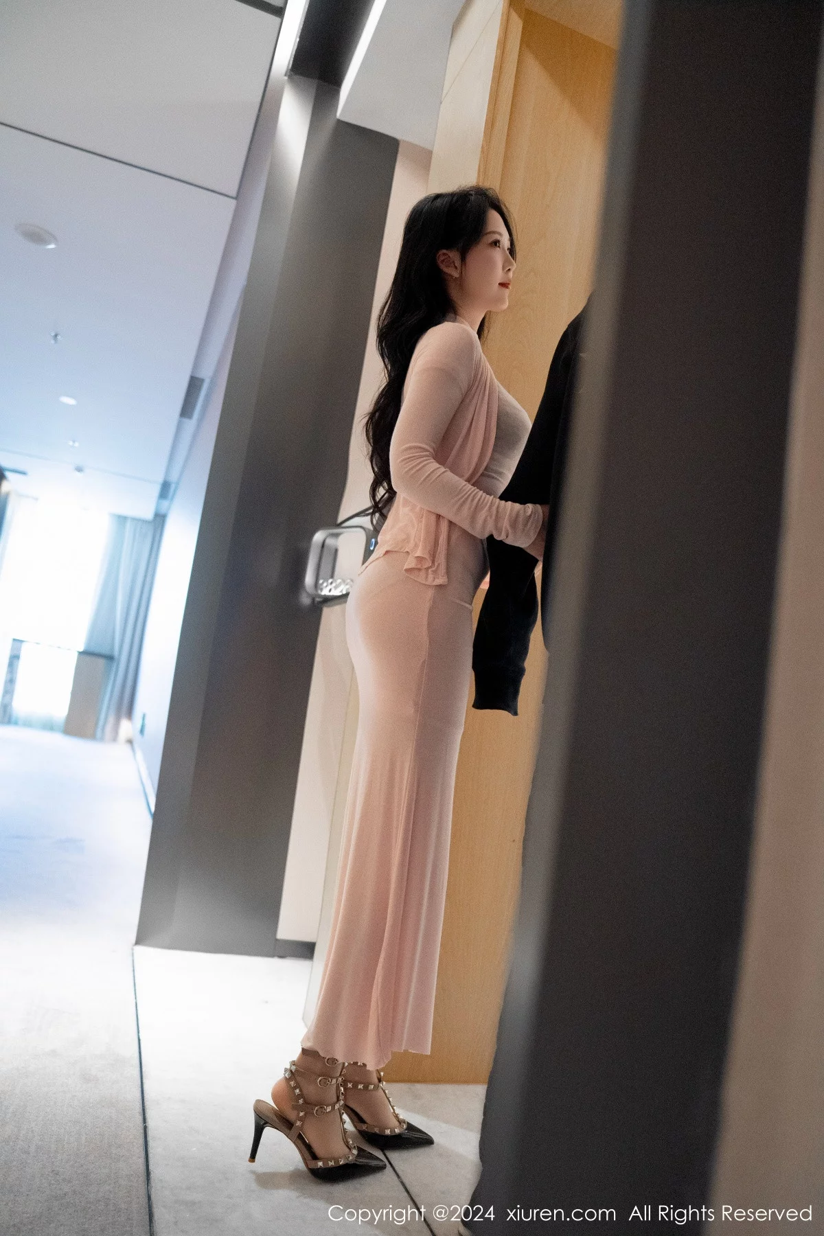 [XiuRen]高清写真图 2024.01.11 No.7945 利世 丝袜美腿