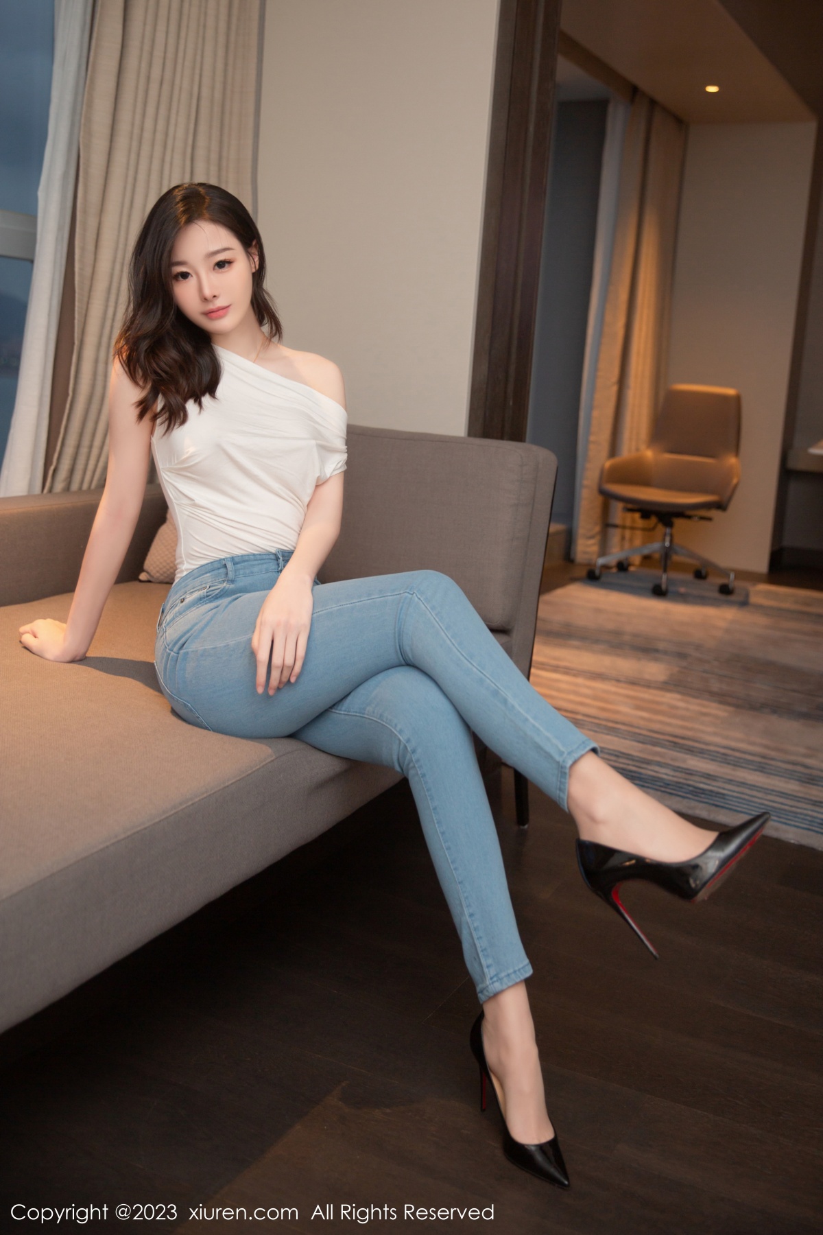 [XiuRen]高清写真图 2023.02.10 No.6250 是小逗逗 美臀牛仔裤