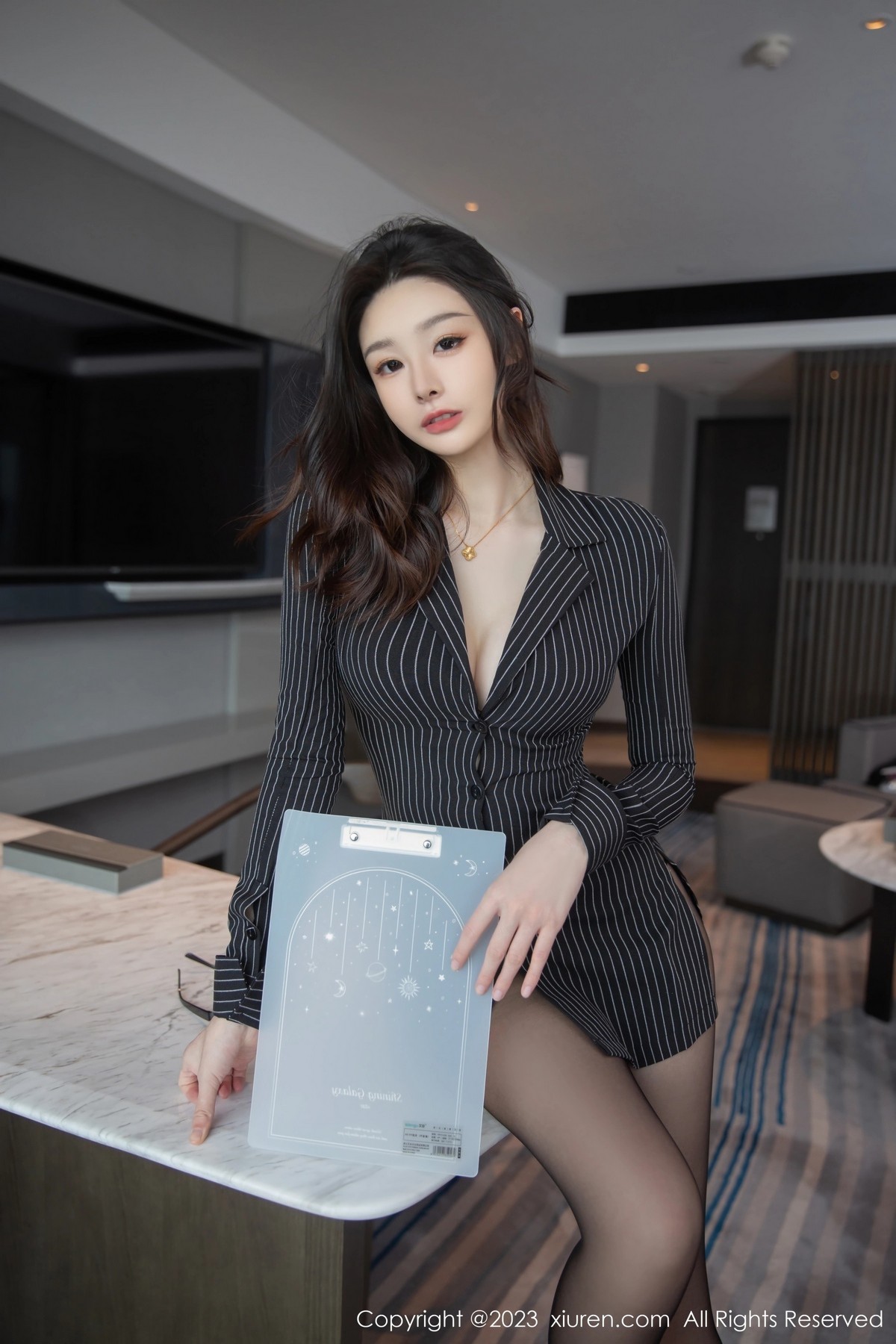 [XiuRen]高清写真图 2023.03.07 No.6376 是小逗逗 黑丝美腿