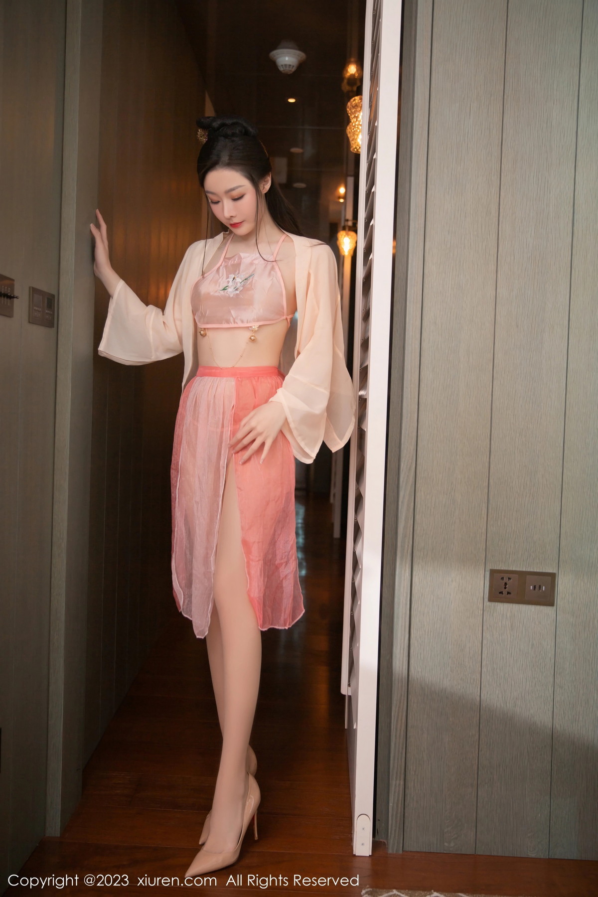 [XiuRen]高清写真图 2023.07.13 No.7075 是小逗逗 古典薄纱