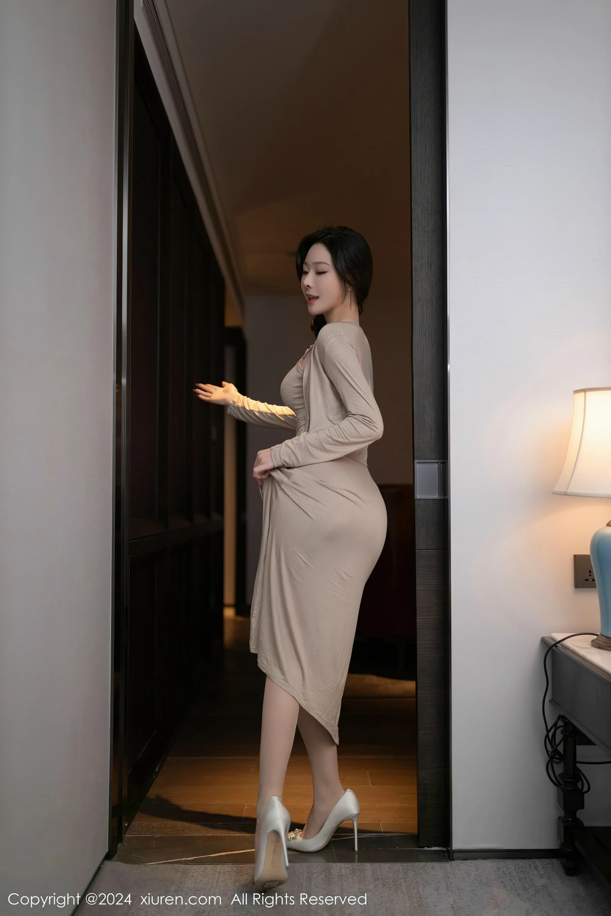 [XiuRen]高清写真图 2024.04.18 No.8417 小逗逗 丝袜美腿
