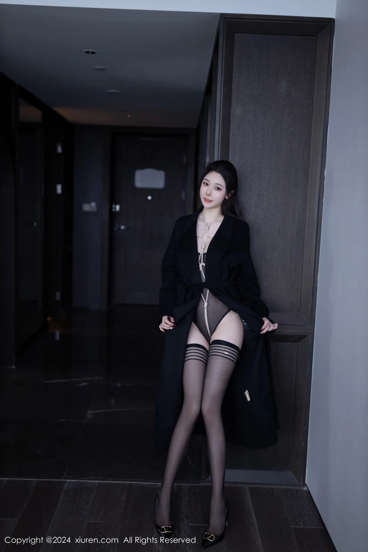 [XiuRen]高清写真图 2024.05.16 No.8552 小逗逗 黑丝美腿