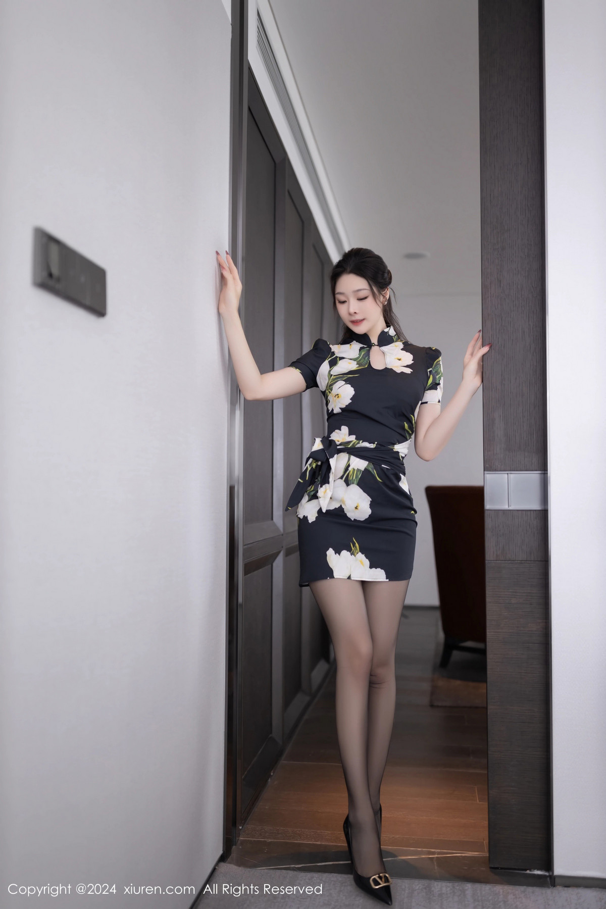 [XiuRen]高清写真图 2024.06.27 No.8768 小逗逗 黑丝美腿
