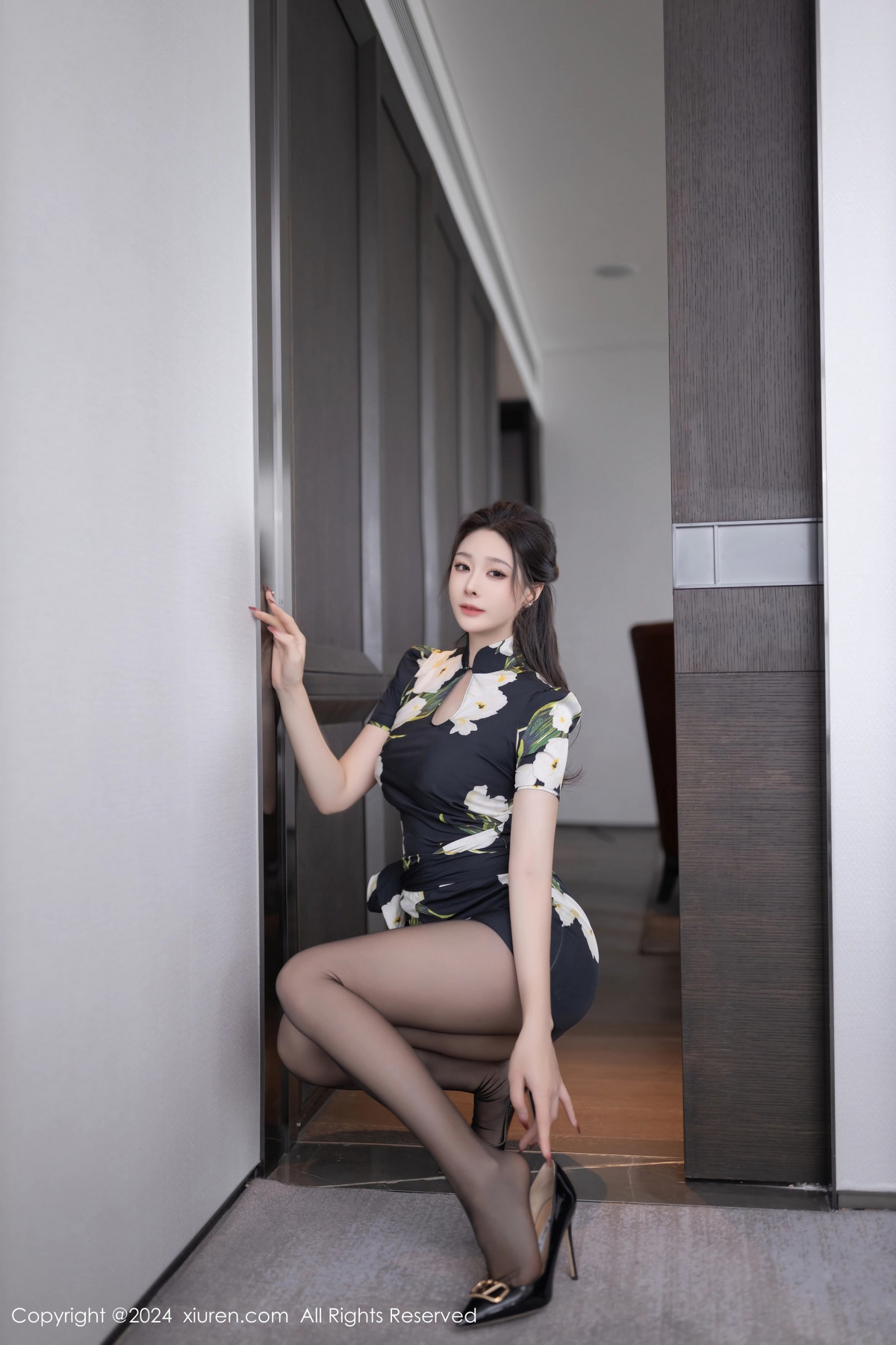 [XiuRen]高清写真图 2024.06.27 No.8768 小逗逗 黑丝美腿