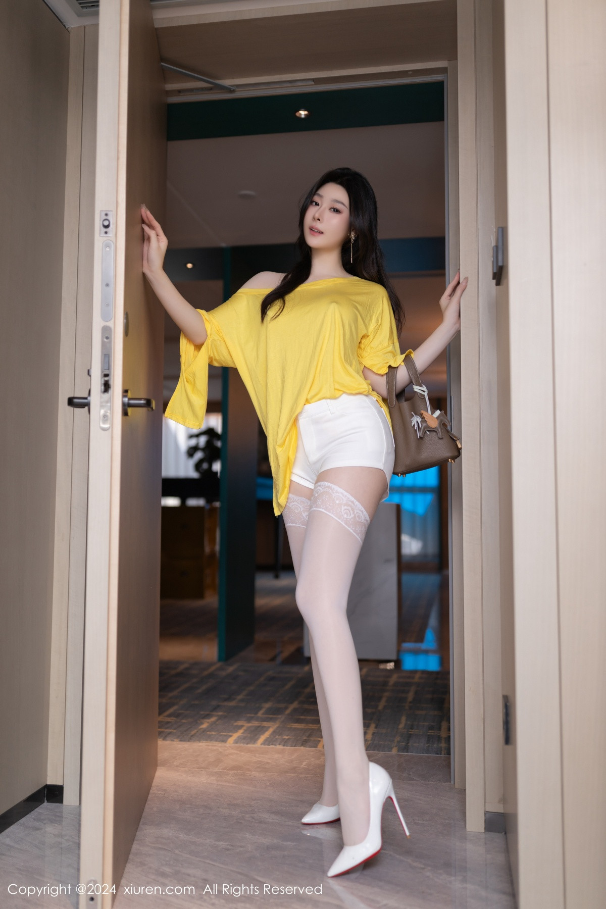[XiuRen]高清写真图 2024.08.15 No.9019 小逗逗 美腿写真