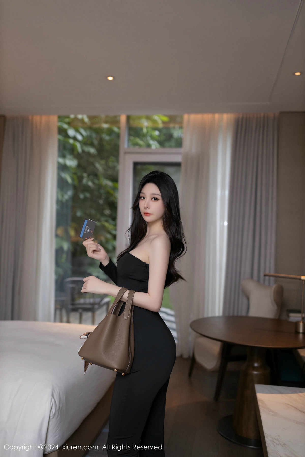 [XiuRen]高清写真图 2024.11.01 No.9386 小逗逗 美腿黑丝