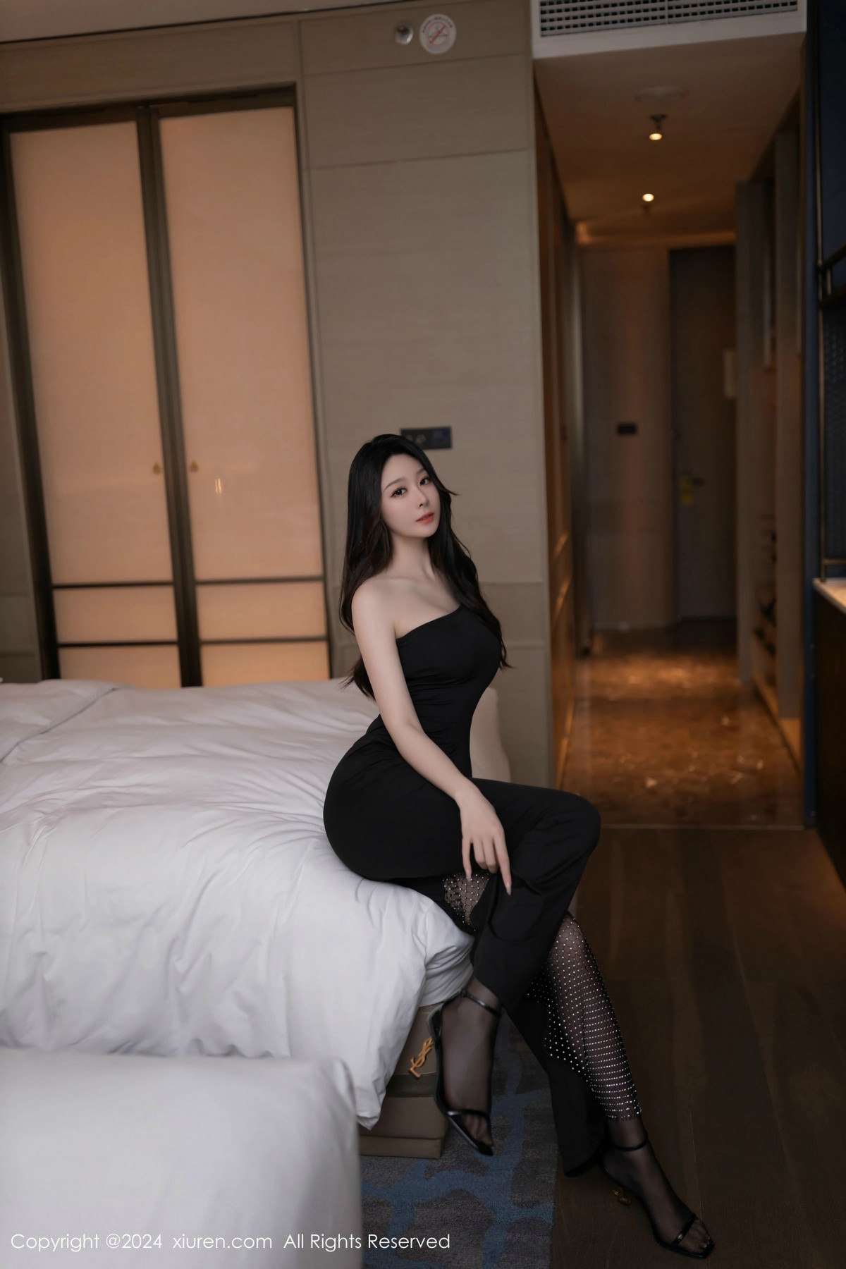 [XiuRen]高清写真图 2024.11.01 No.9386 小逗逗 美腿黑丝