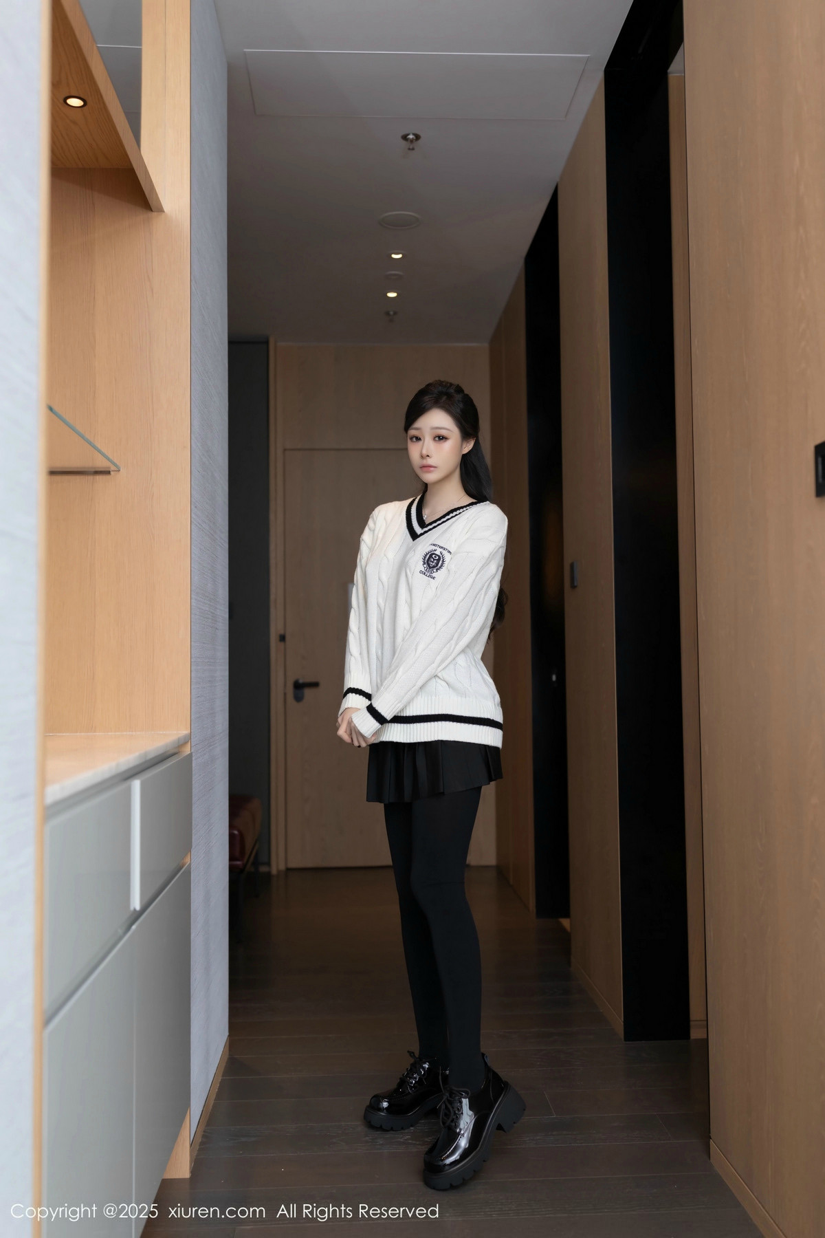 [XiuRen]高清写真图 2025.03.07 No.9986 小逗逗 丝袜美腿