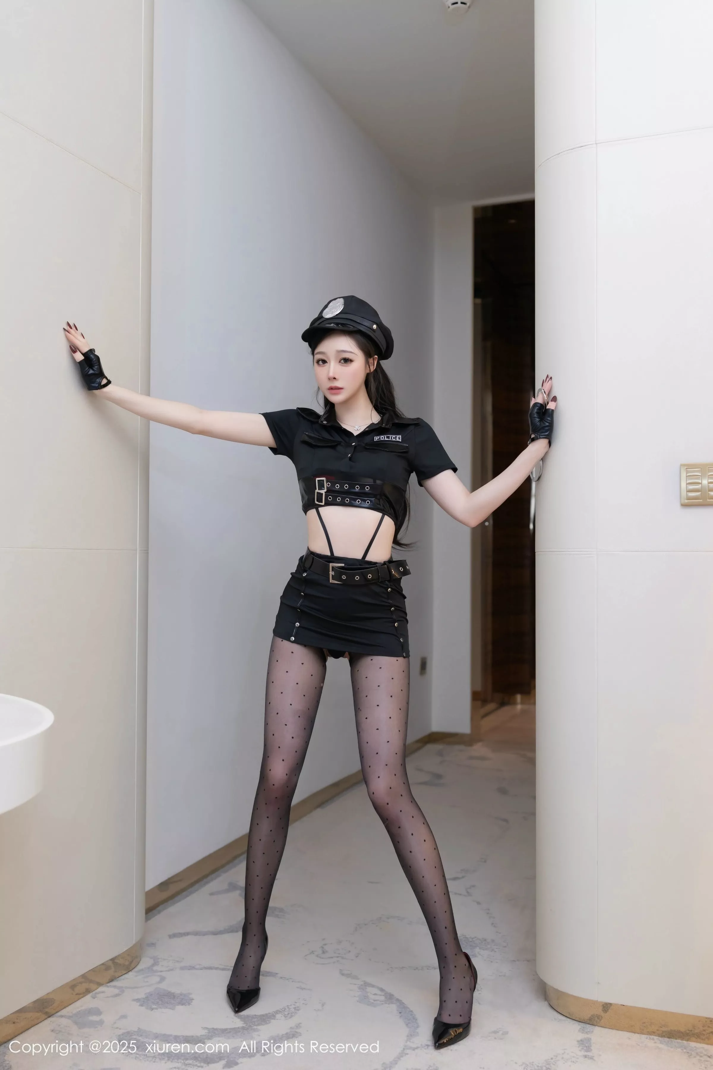 [XiuRen]高清写真图 2025.04.03 No.10115 小逗逗 黑色制服