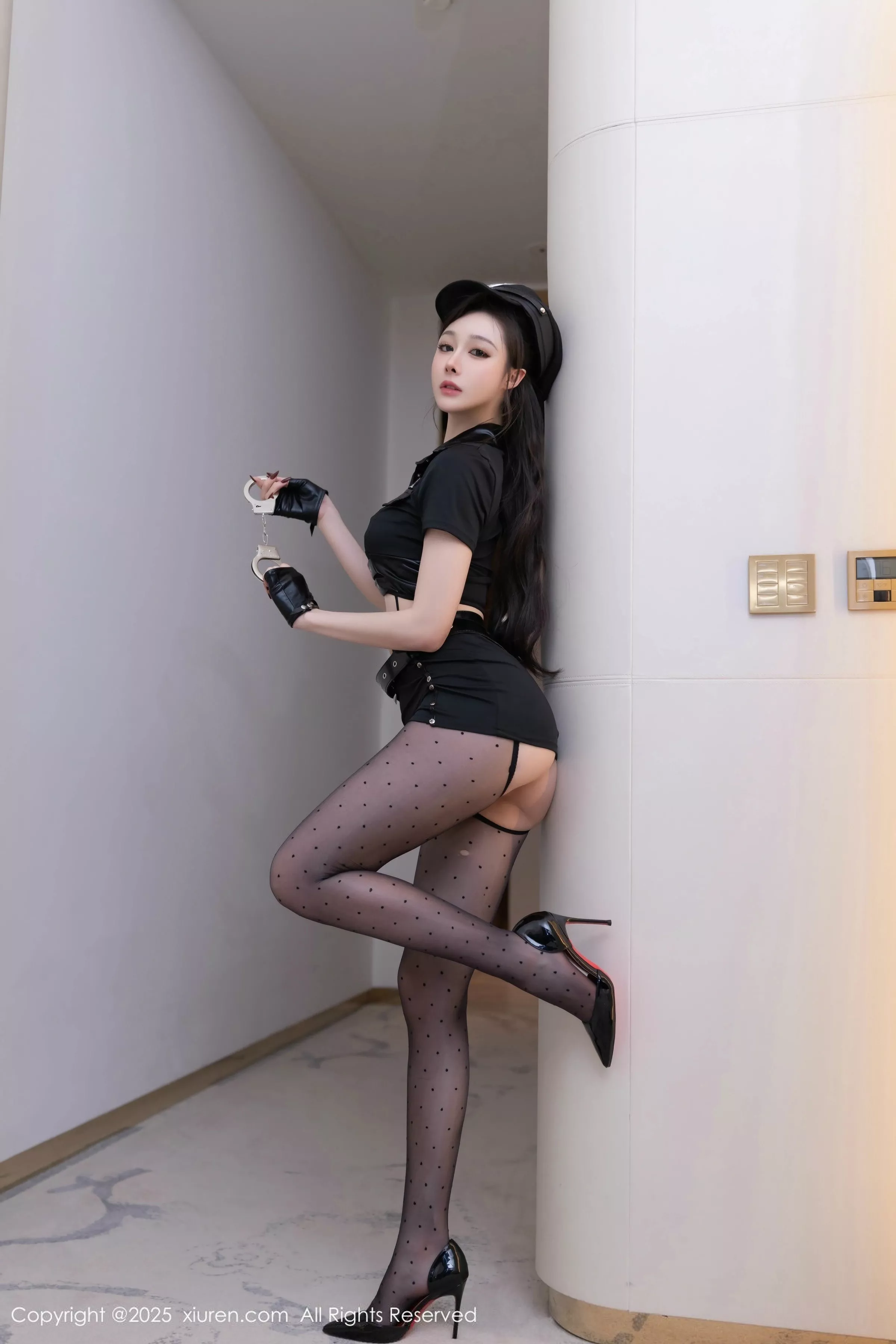 [XiuRen]高清写真图 2025.04.03 No.10115 小逗逗 黑色制服