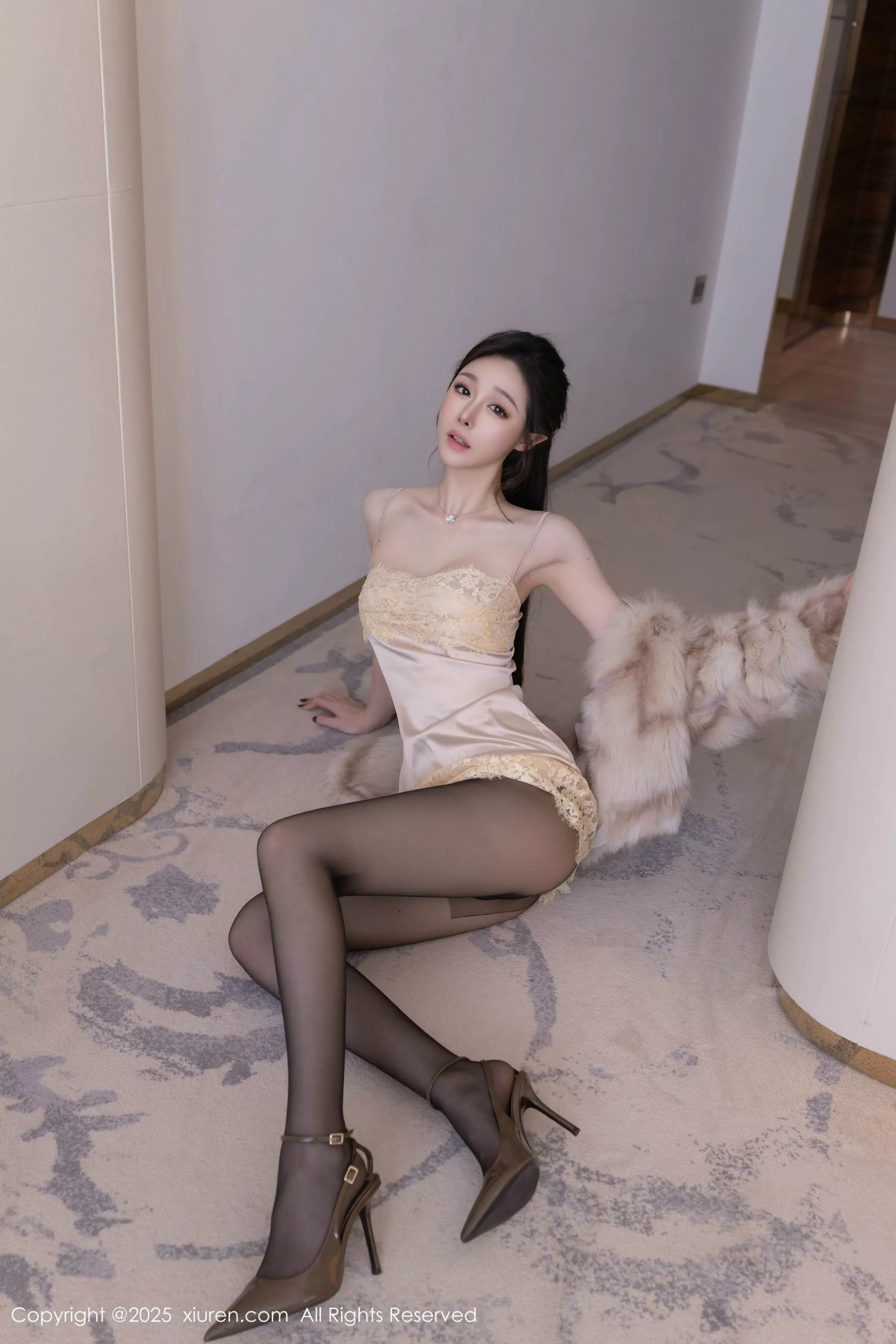 [XiuRen]高清写真图 2025.05.09 No.10259 小逗逗 魅惑黑丝