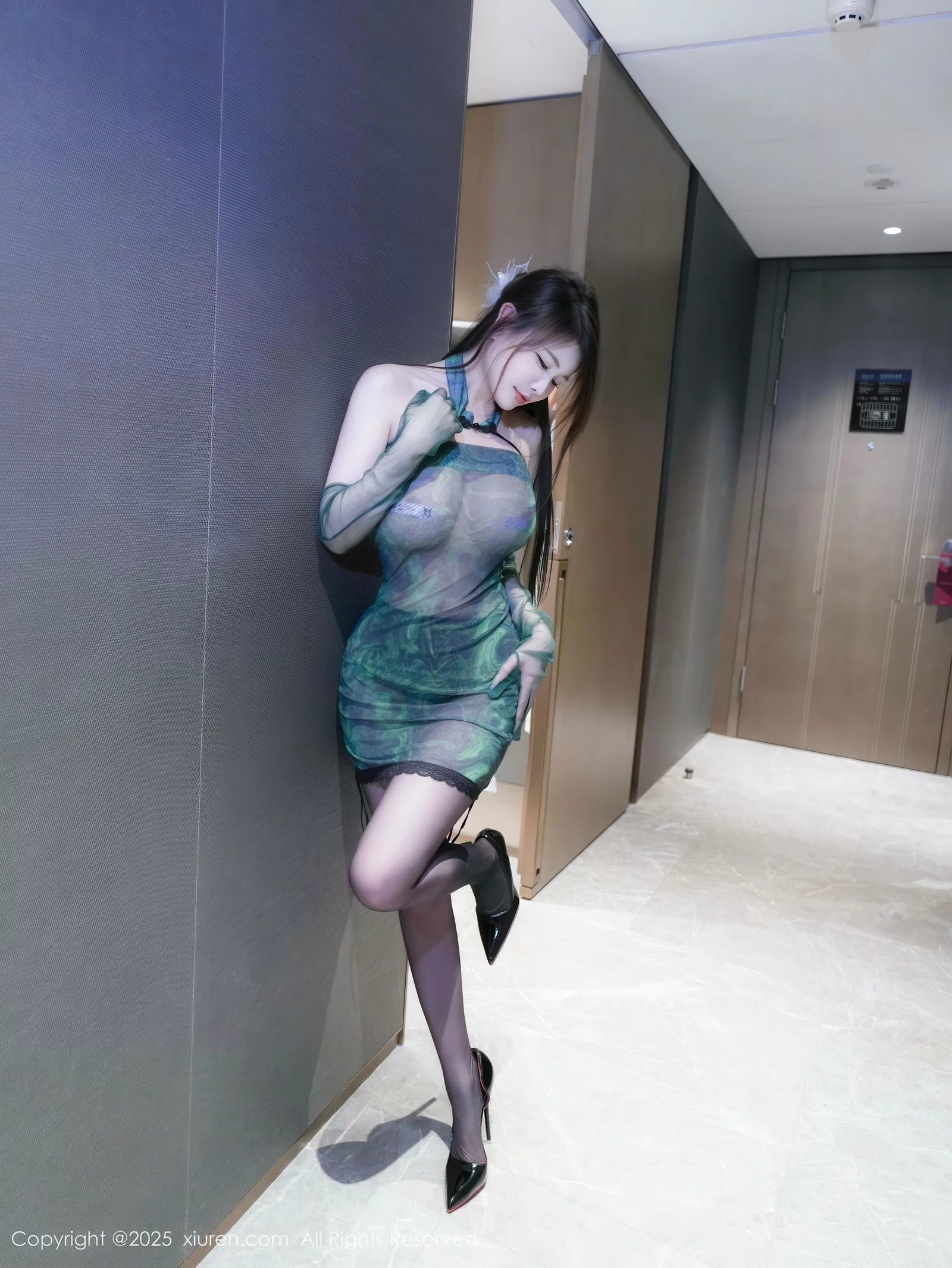 [XiuRen]高清写真图 2025.08.18 No.10660 甜妮 绿色短裙