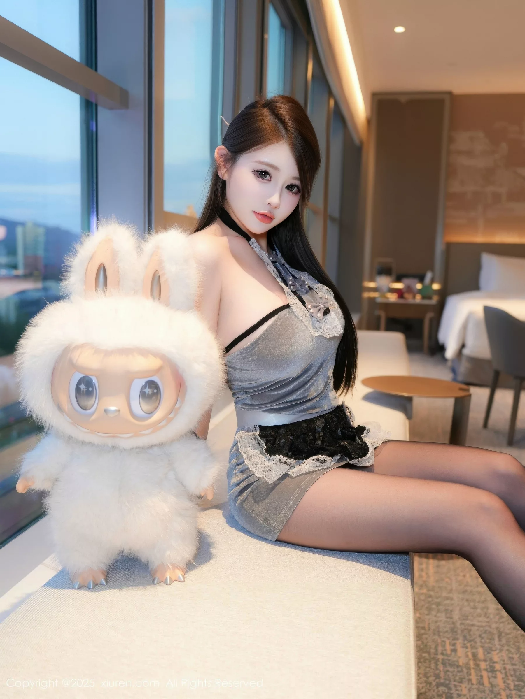 [XiuRen]高清写真图 2025.10.17 No.10884 甜妮 灰色短裙