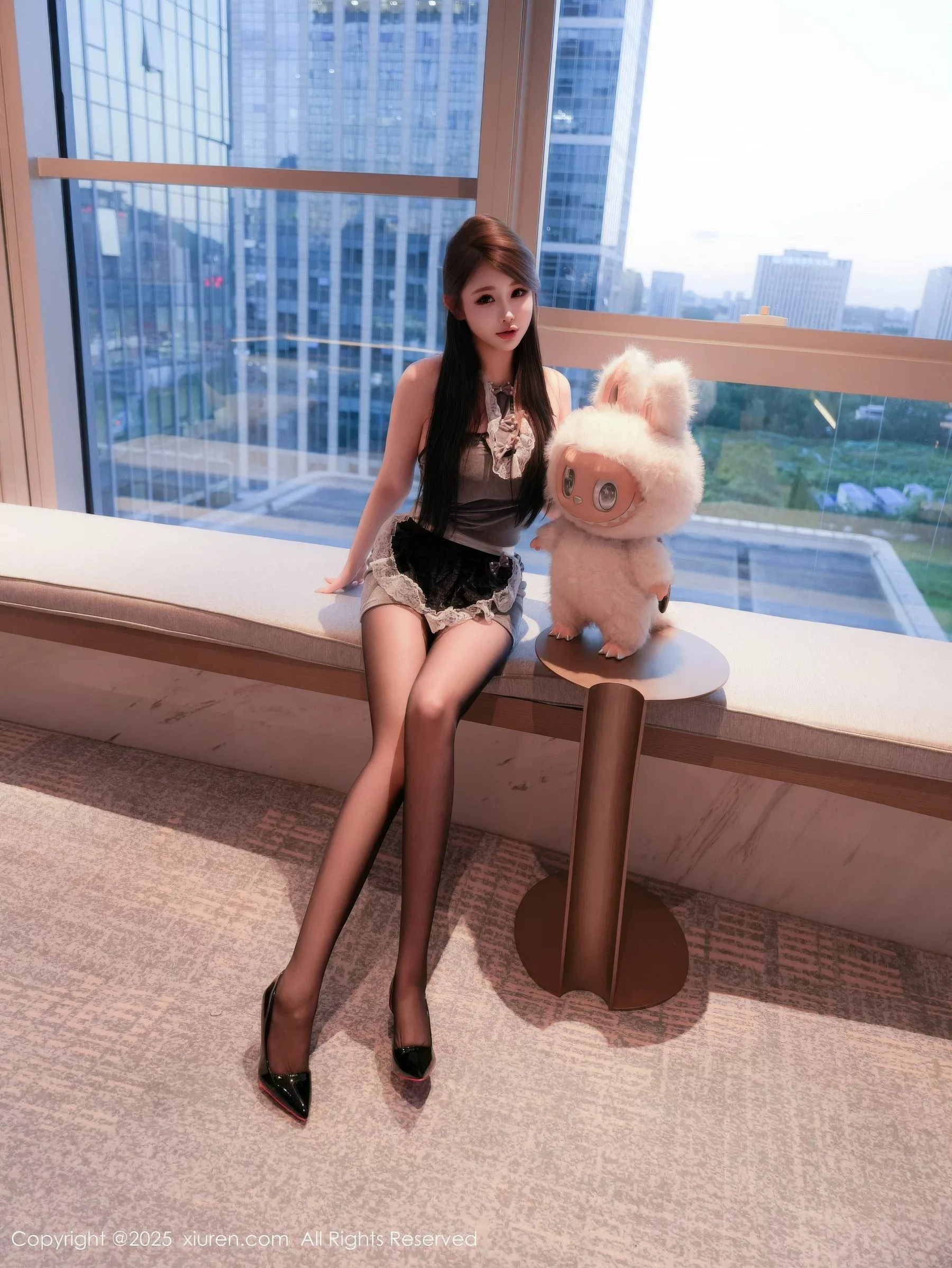 [XiuRen]高清写真图 2025.10.17 No.10884 甜妮 灰色短裙