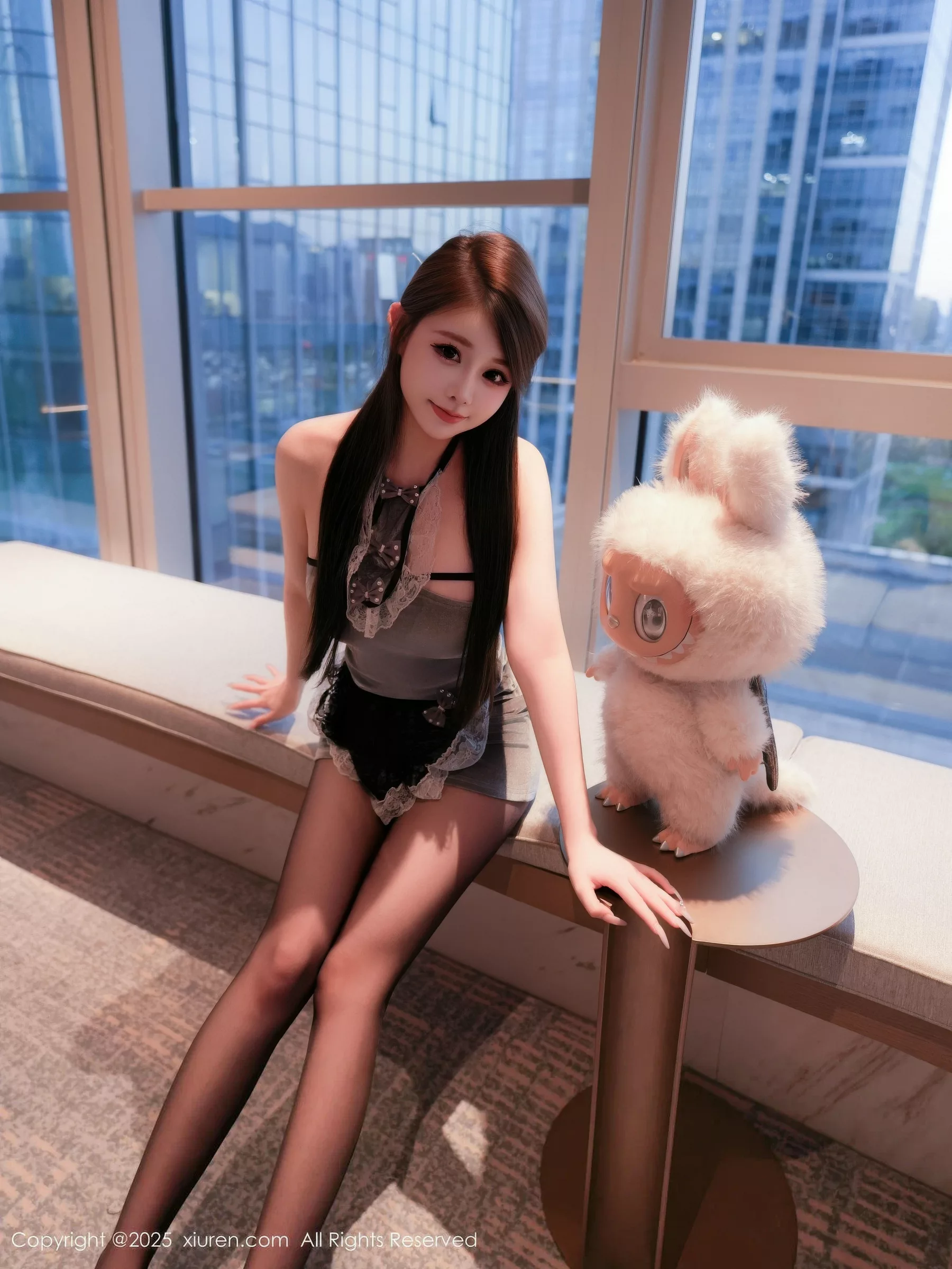 [XiuRen]高清写真图 2025.10.17 No.10884 甜妮 灰色短裙