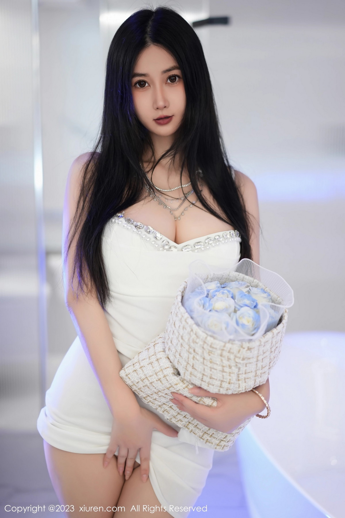 [XiuRen]高清写真图 2023.09.27 No.7447 laura阿姣 丰腴美腿