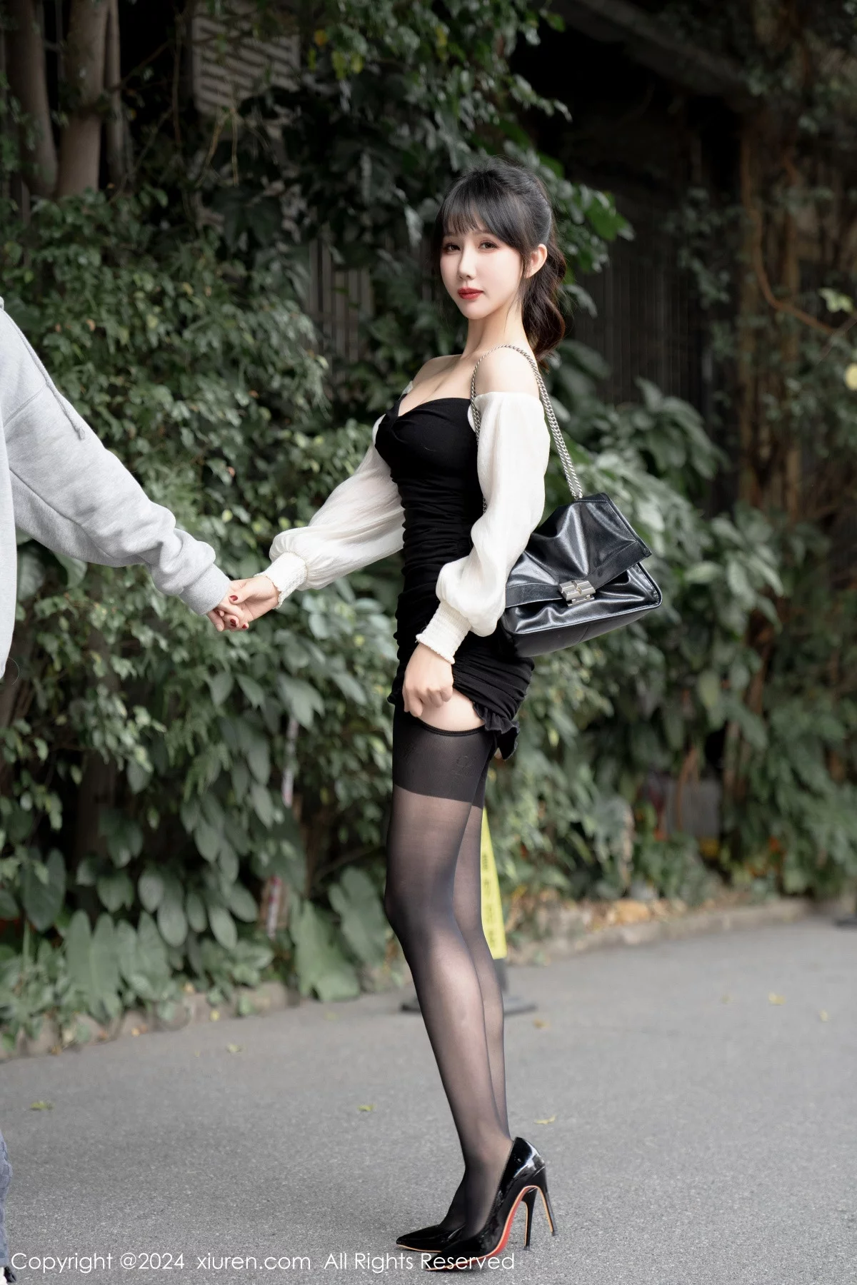 [XiuRen]高清写真图 2024.01.09 No.7930 波巧酱 黑丝美臀