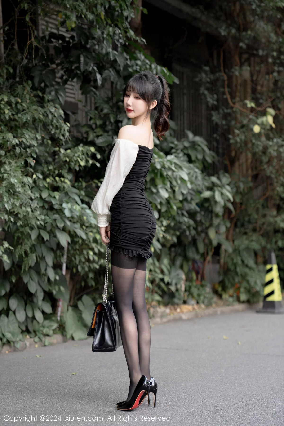 [XiuRen]高清写真图 2024.01.09 No.7930 波巧酱 黑丝美臀