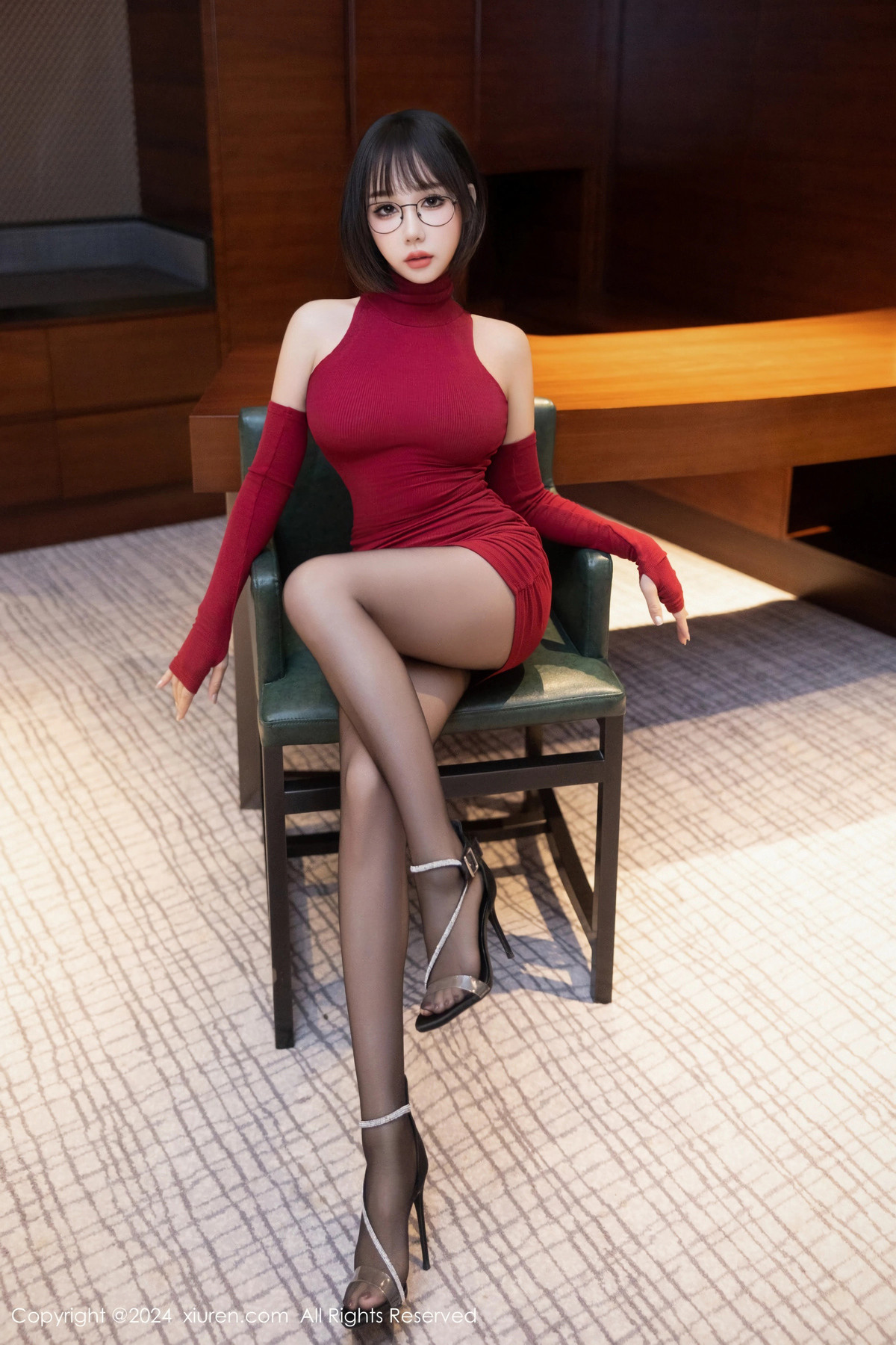 [XiuRen]高清写真图 2024.09.02 No.9096 波巧酱 黑丝美腿