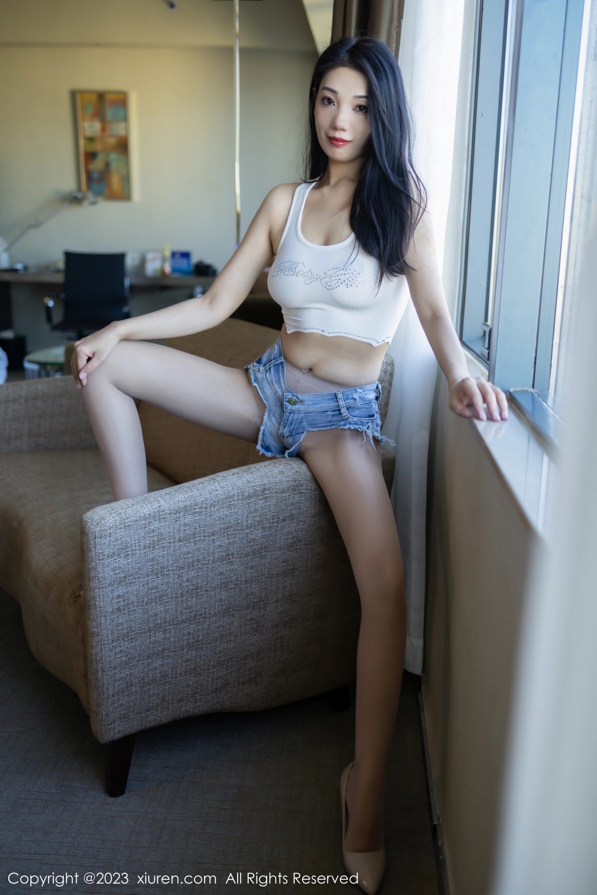 [XiuRen]高清写真图 2023.03.14 No.6411 小泡芙winna 牛仔裤美腿