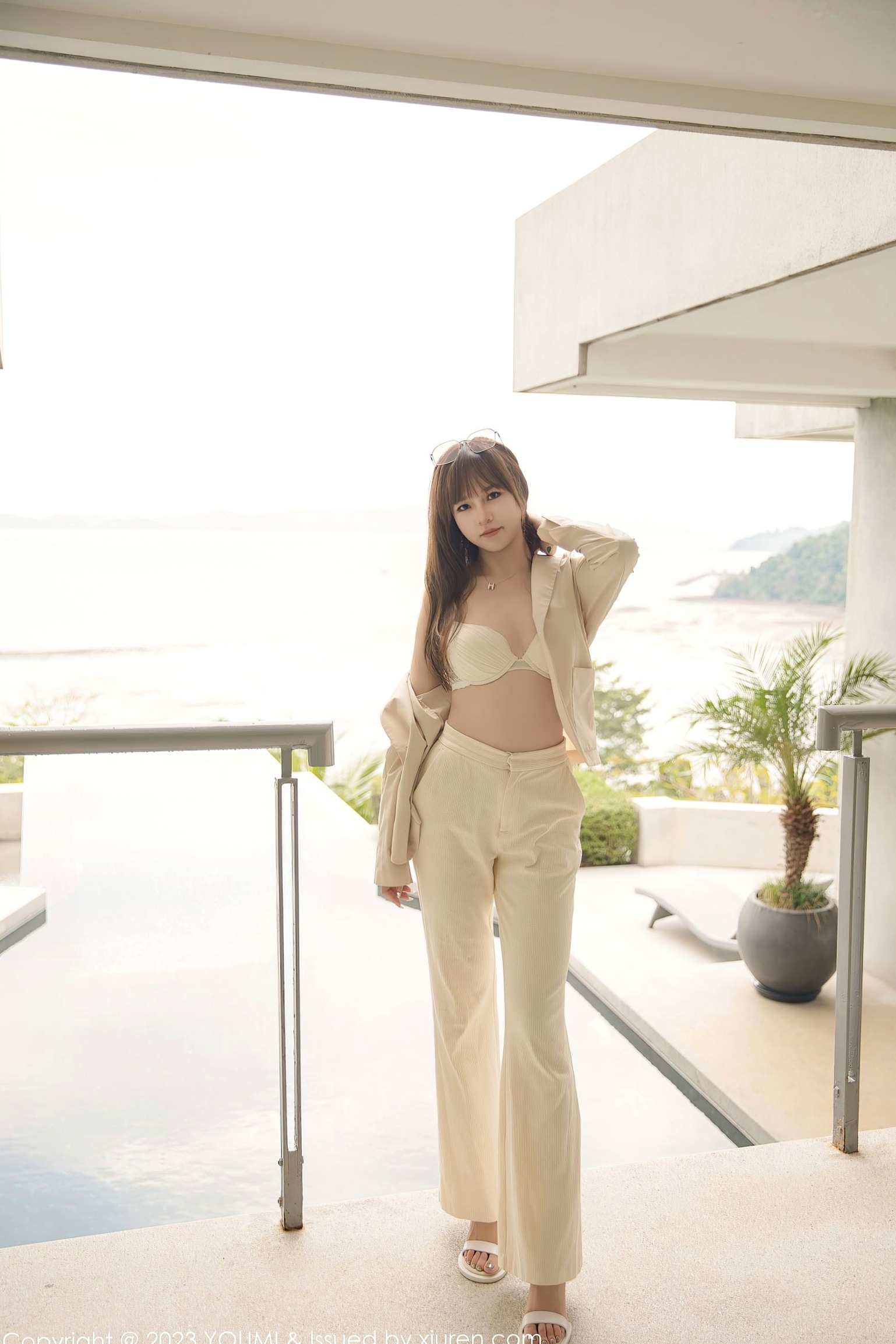 YouMi尤蜜荟-Icy猪白色蕾丝内衣私房写真，呈现性感曼妙身姿与唯美诱惑风情