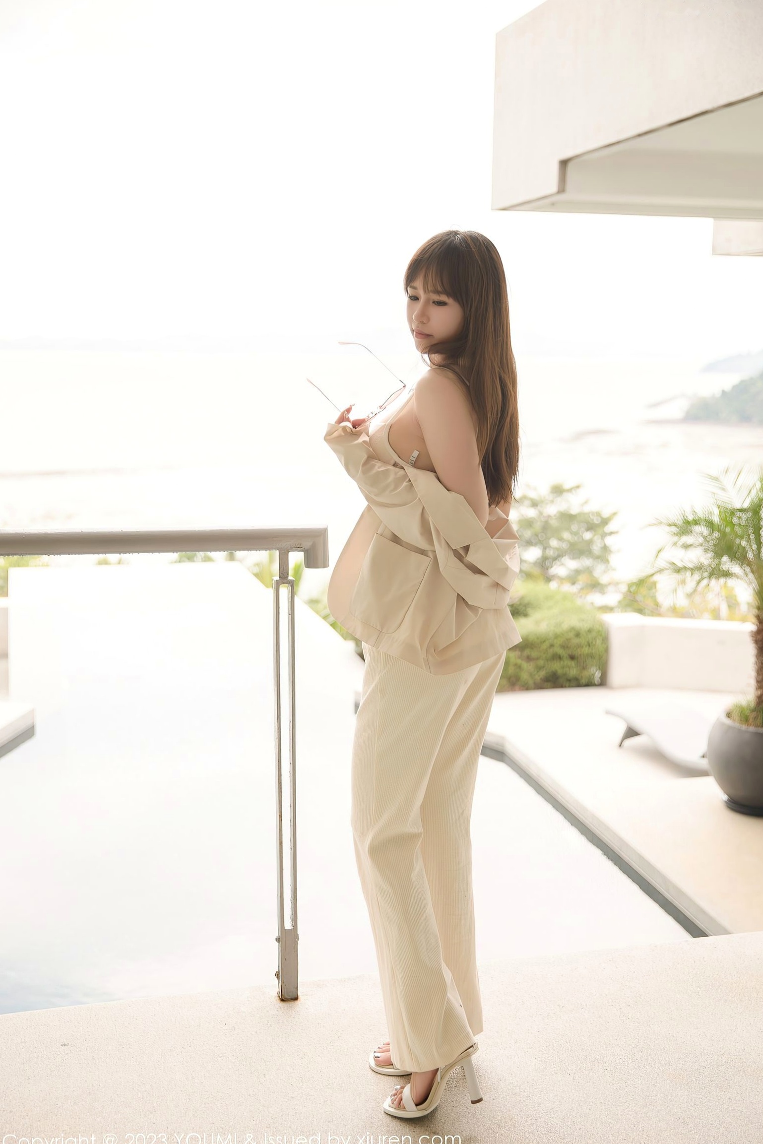 YouMi尤蜜荟-Icy猪白色蕾丝内衣私房写真，呈现性感曼妙身姿与唯美诱惑风情