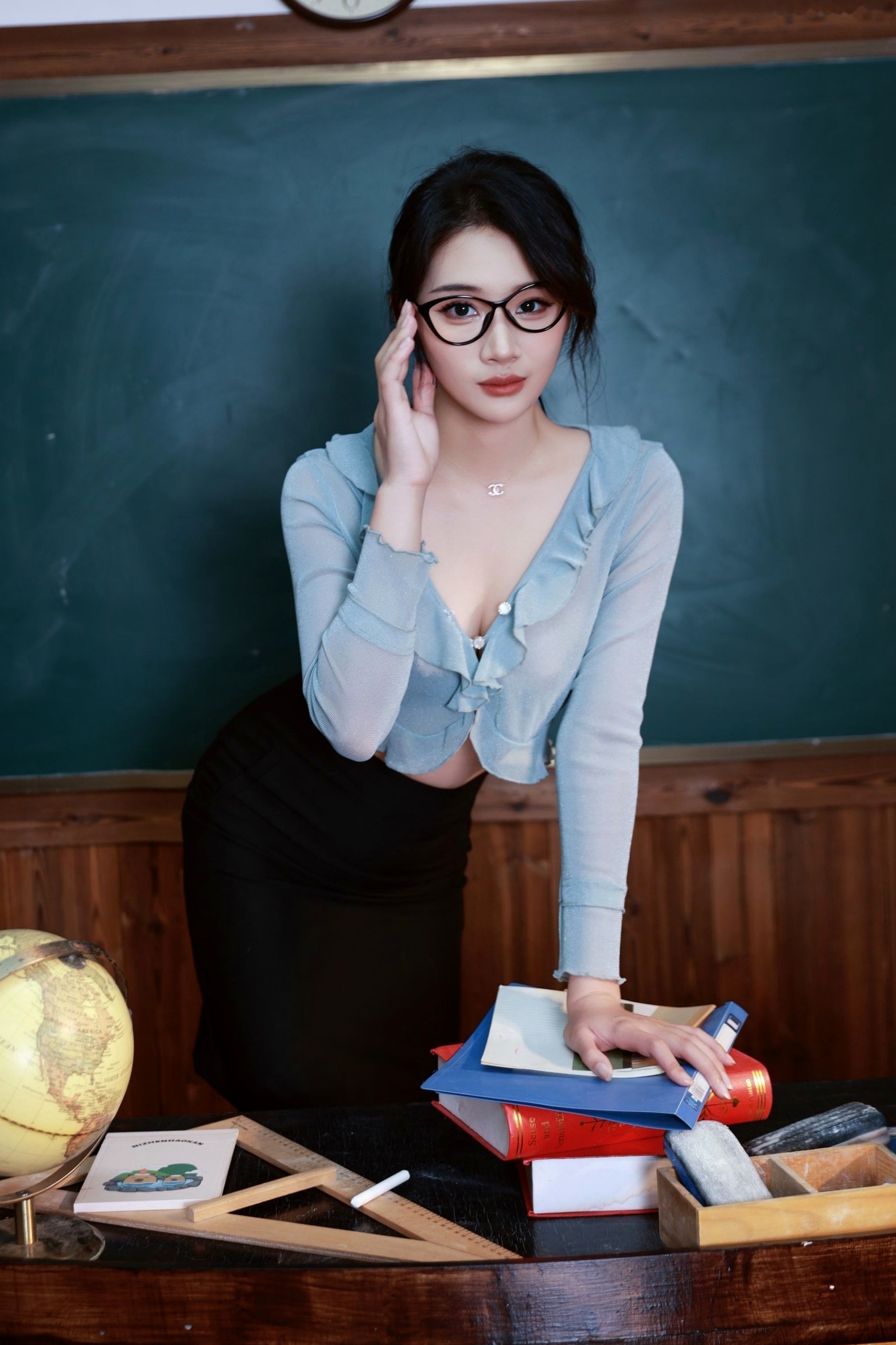 XR-Uncensored-南乔-性感女教师制服诱惑-秀人网-教室黑丝私拍-10585-2025.07.25