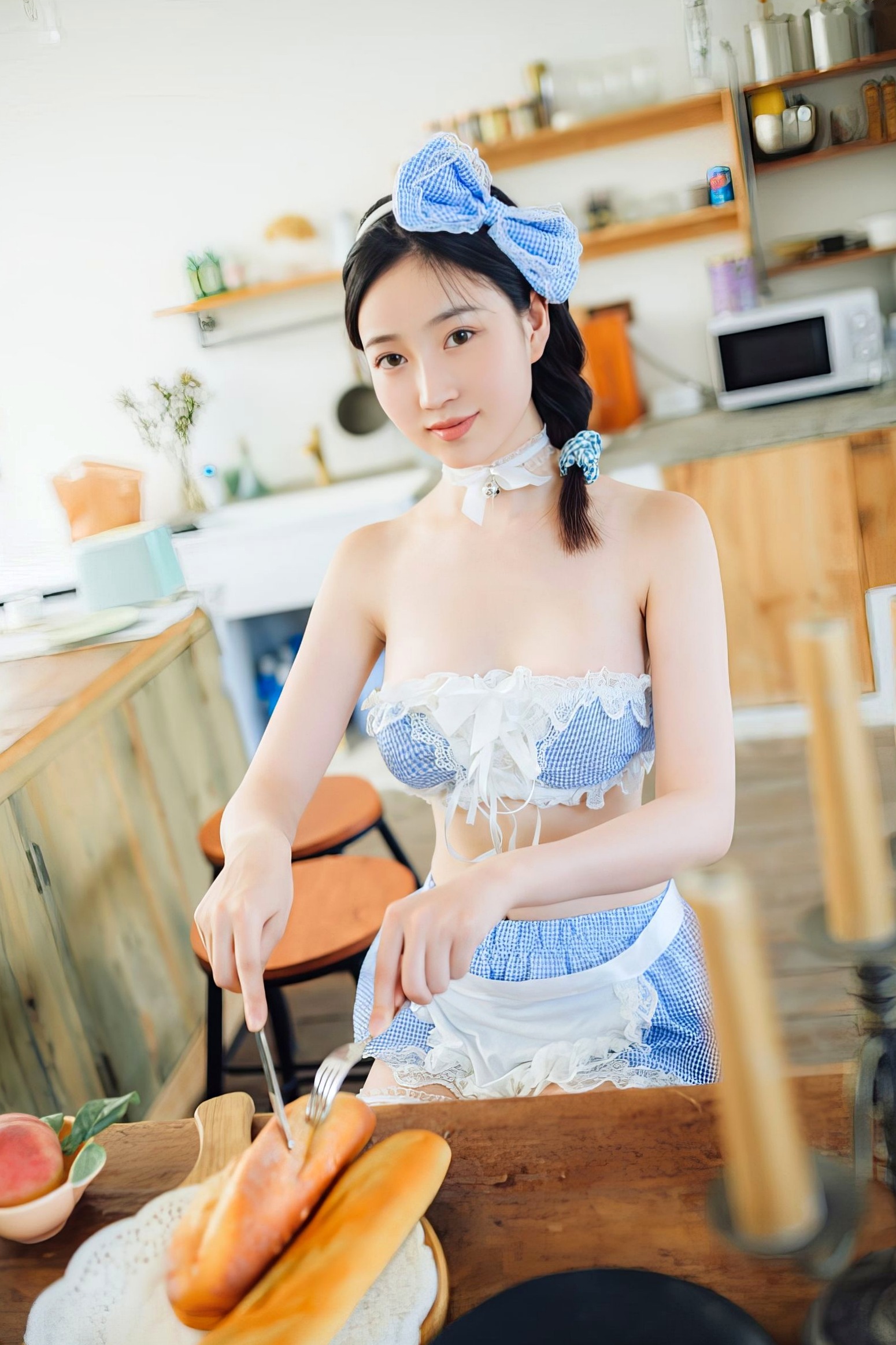 年年-厨娘私房写真：蓝白格纹可爱女仆制服诱惑，性感居家大尺度摄影美图