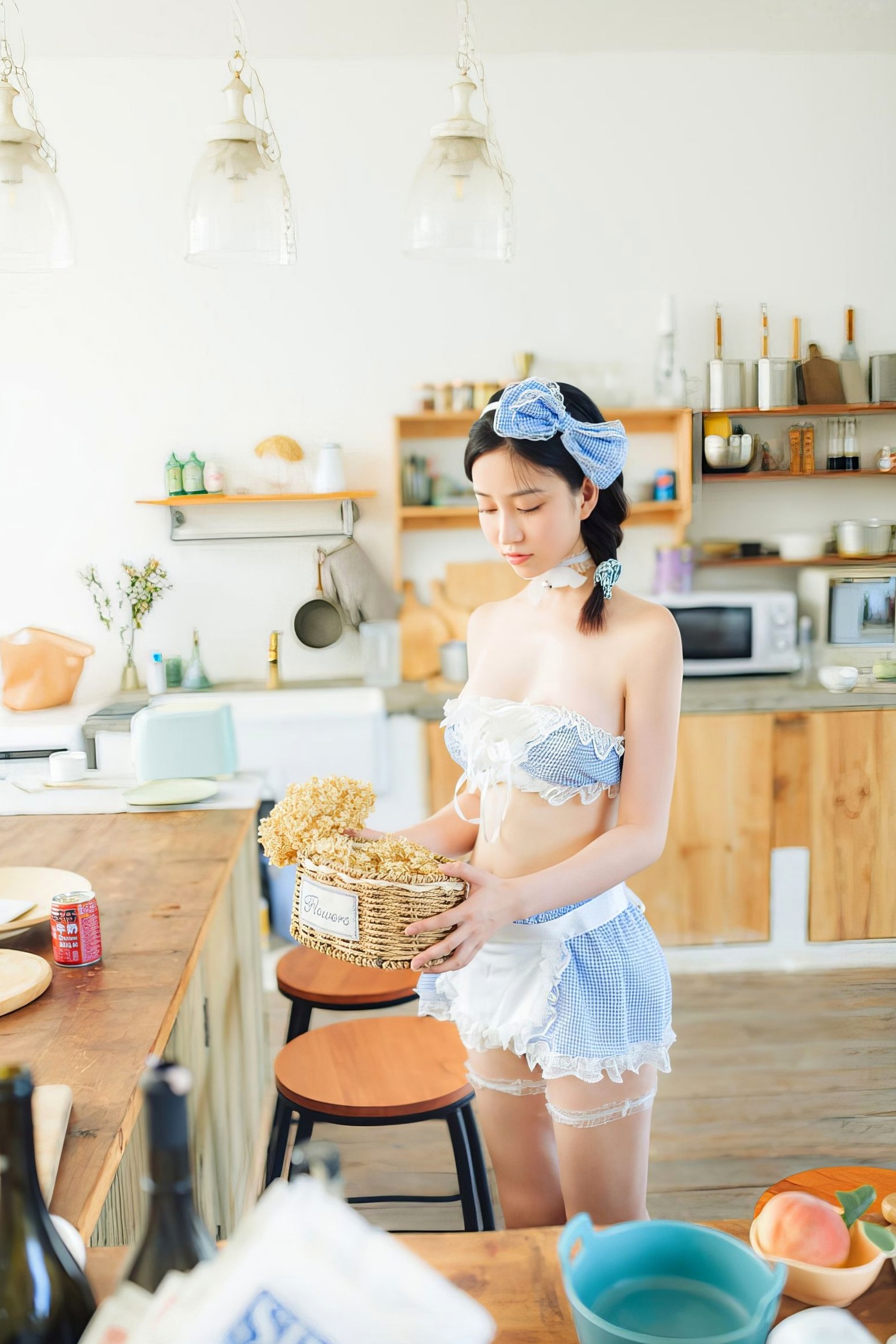 年年-厨娘私房写真：蓝白格纹可爱女仆制服诱惑，性感居家大尺度摄影美图