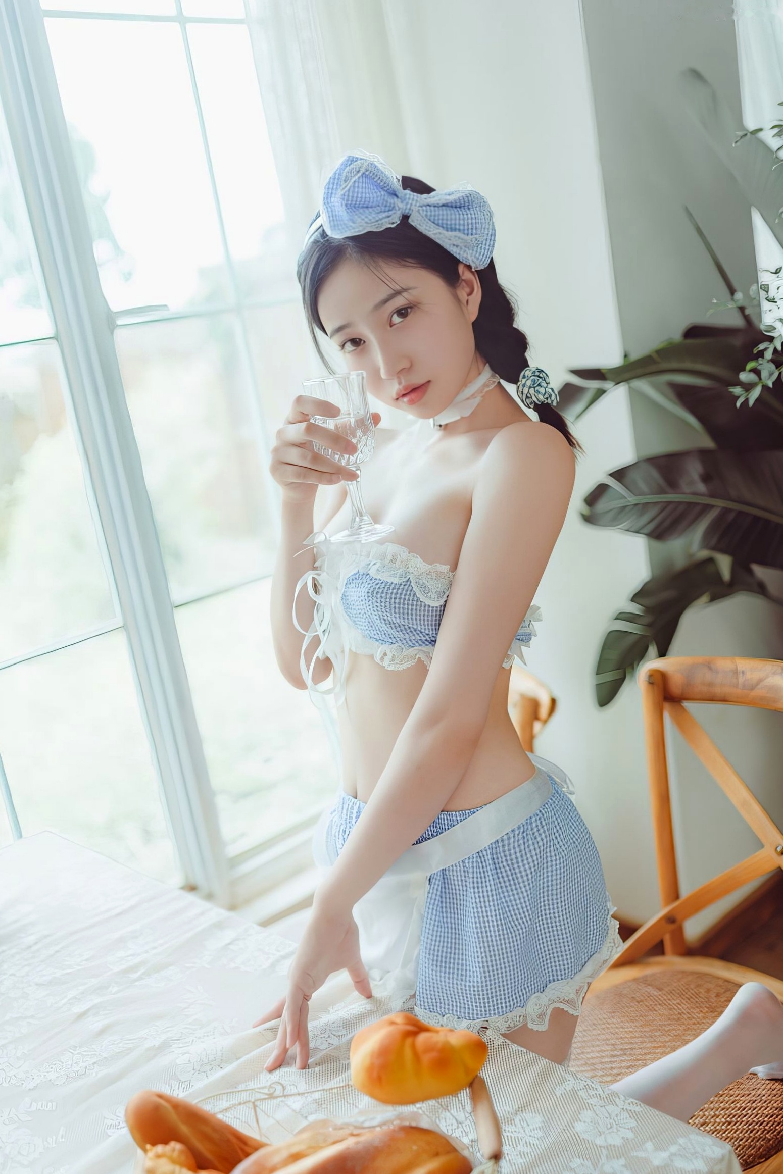 年年-厨娘私房写真：蓝白格纹可爱女仆制服诱惑，性感居家大尺度摄影美图