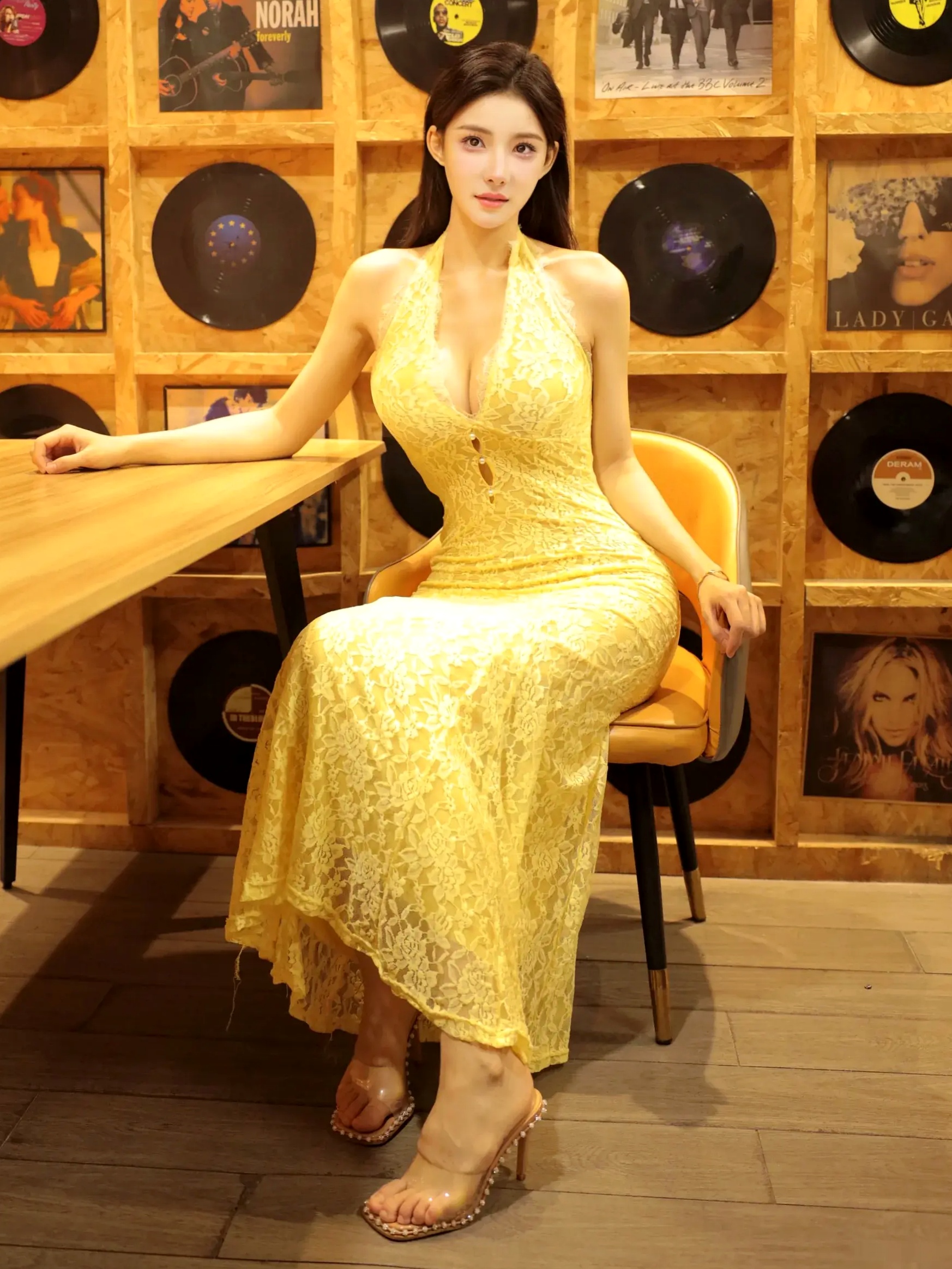 梨霜儿 黑胶唱片复古写真，身着亮黄色蕾丝紧身衣展露性感S型好身材，氛围感十足的私房诱惑大片