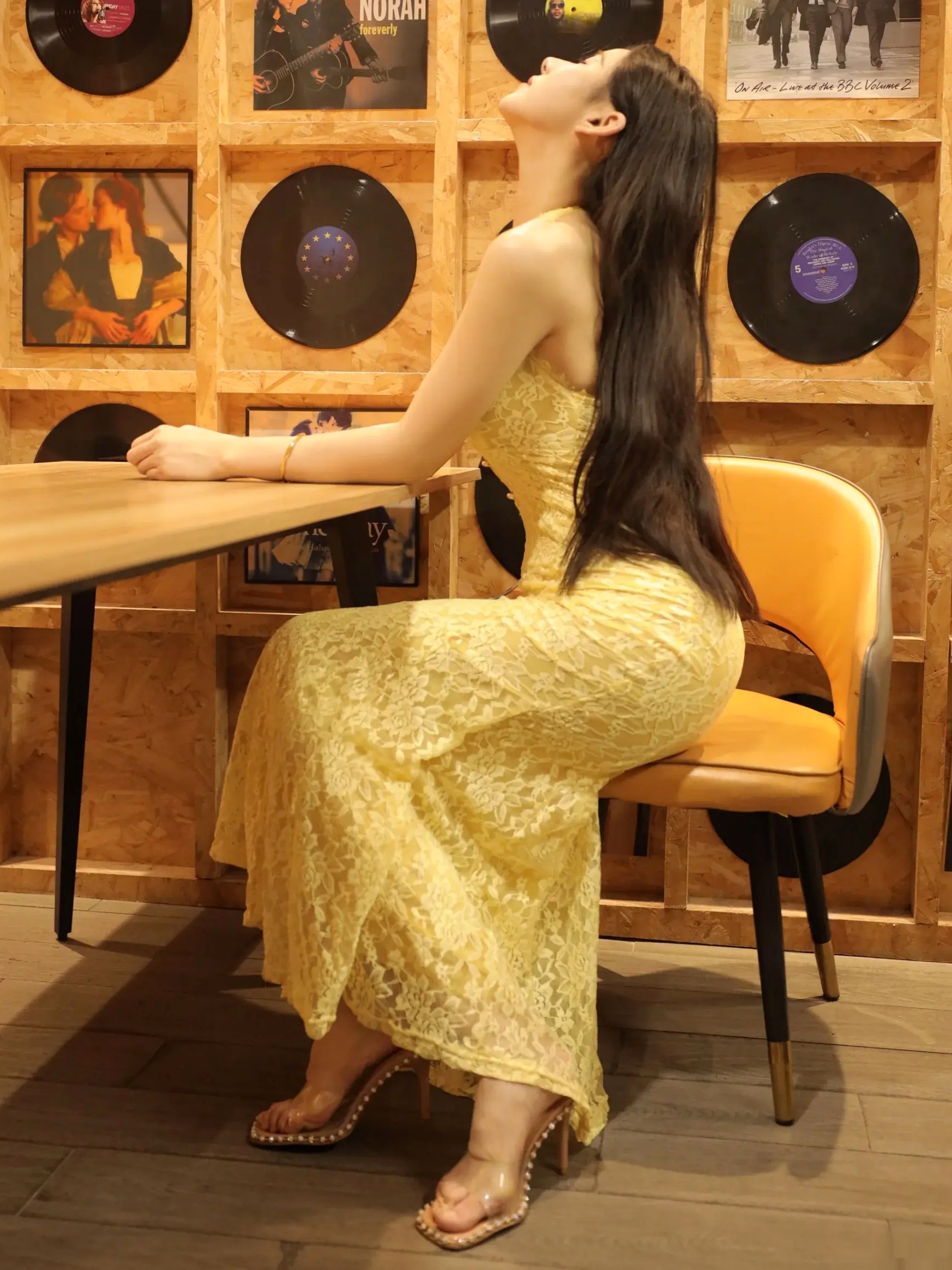 梨霜儿 黑胶唱片复古写真，身着亮黄色蕾丝紧身衣展露性感S型好身材，氛围感十足的私房诱惑大片