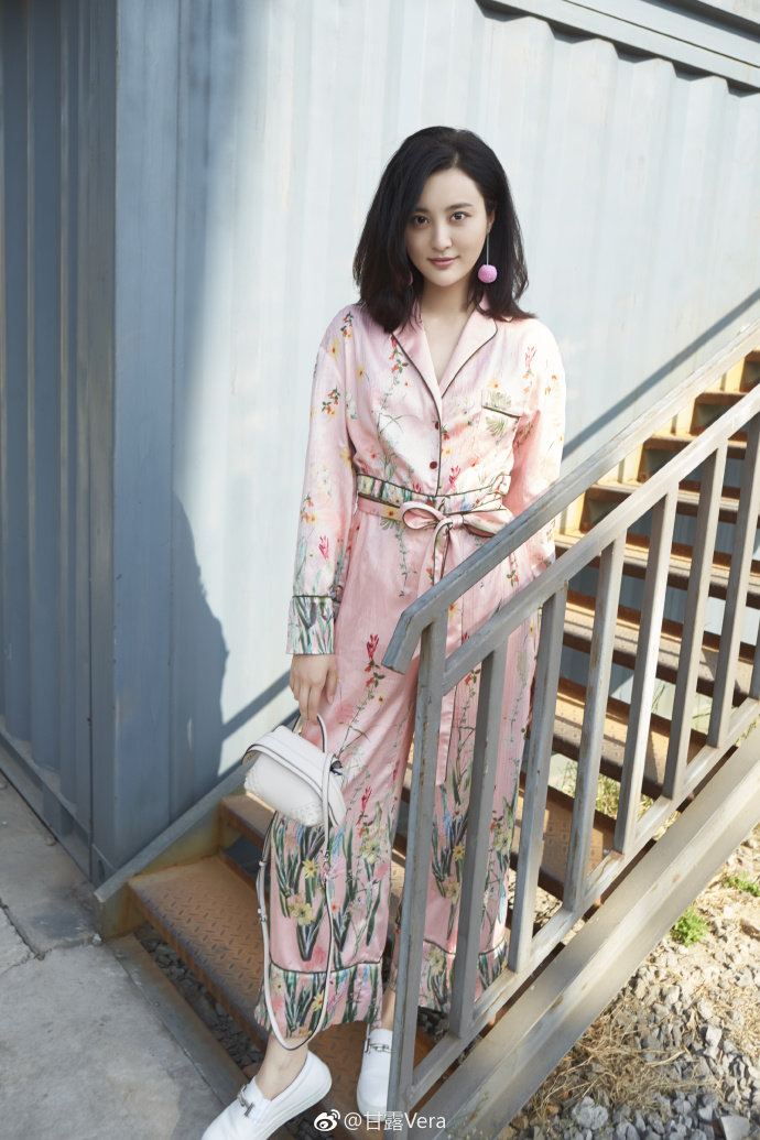 甘露粉红睡衣装美炸 实力演绎行走的衣架