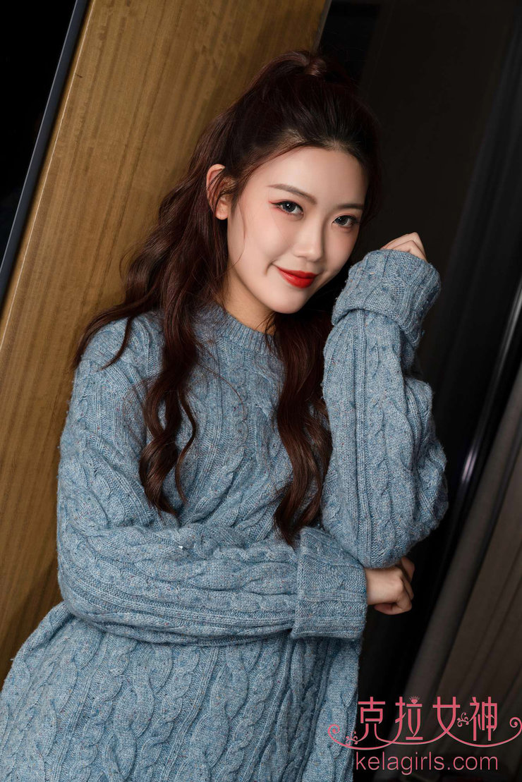 卷发美女私房写真 特意秀出白皙的大长腿!