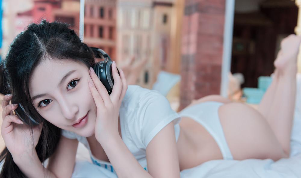 网络红人@UU阿文床上养眼诱惑美臀写真图片