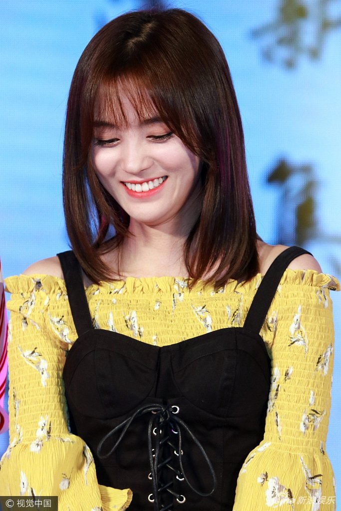鞠婧祎明眸皓齿嫩出水 低头微笑露双下巴