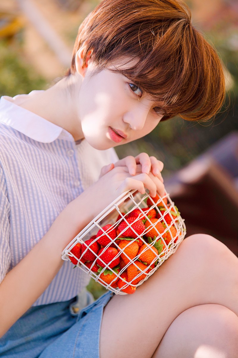 李凯馨清凉初夏草莓大片