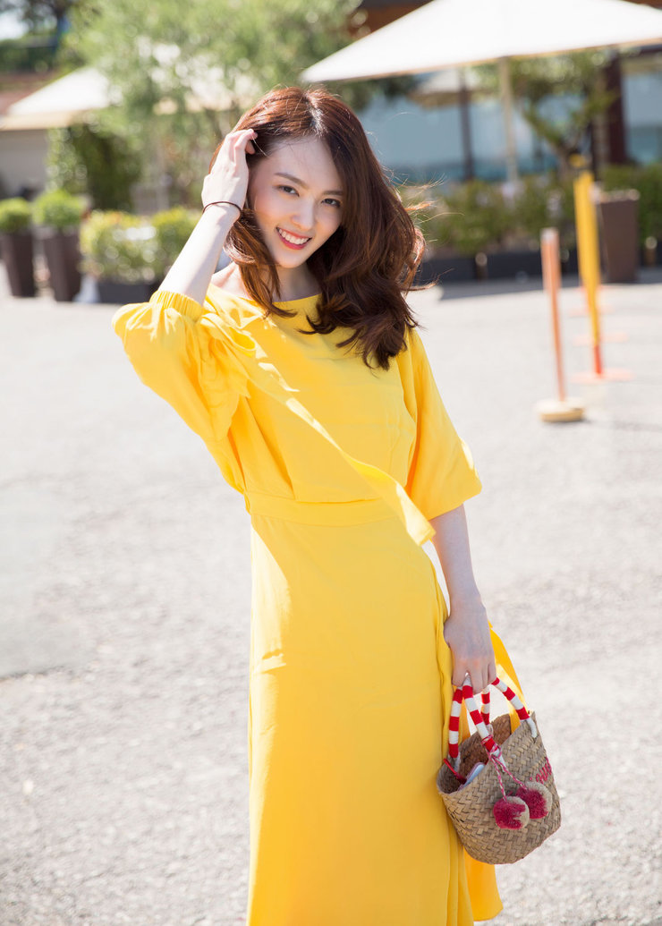 杨之楹夏日写真曝光 穿长裙清新度假风