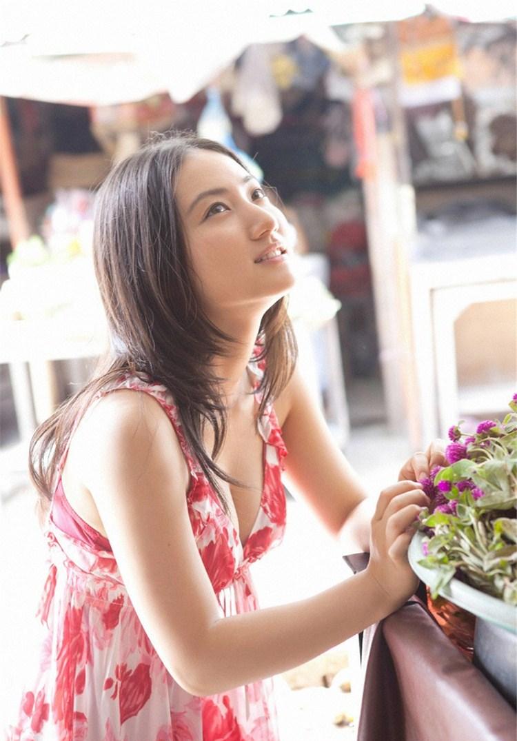 爆乳日本av美女入江紗綾碎花裙写真