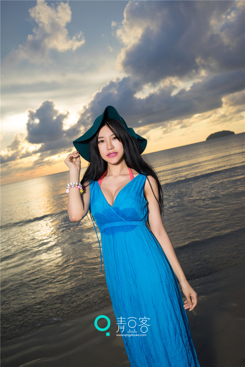绮里嘉ula沙滩写真 海边夕阳下的美艳迷人
