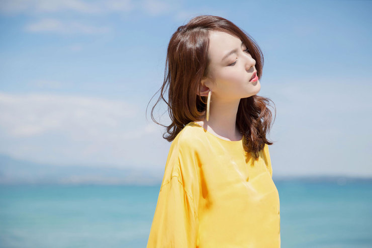 杨之楹夏日写真曝光 穿长裙清新度假风