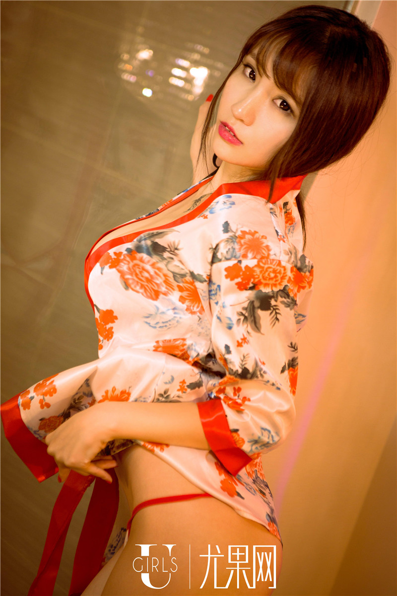 丰胸美胸美女陈梓涵自摸酥胸喷血写真